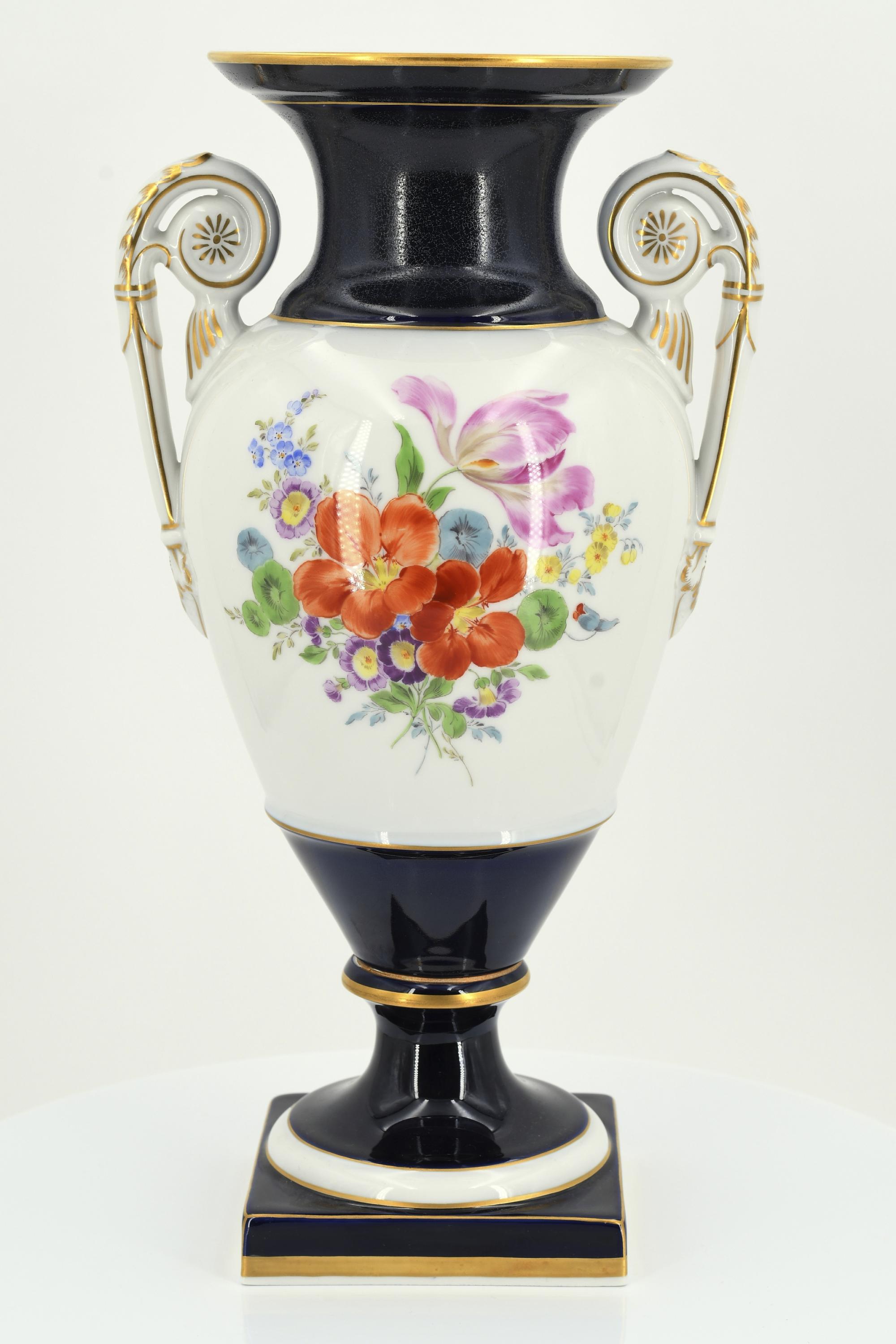 Small porcelain snake handle vase with cobalt blue fond - Image 7 of 13