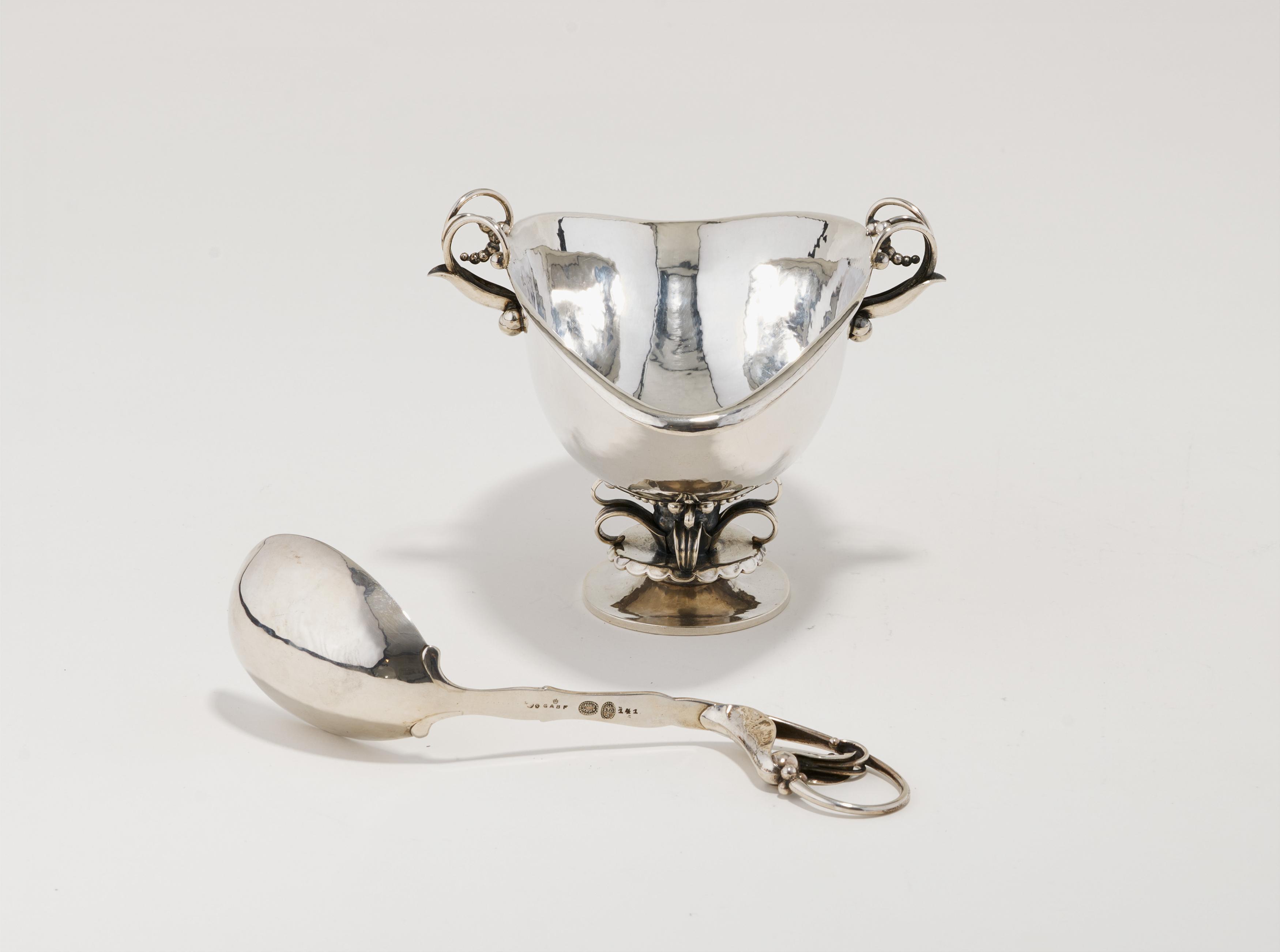 Silver gravy boat and sauce spoon - Image 3 of 9