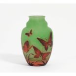 Vase mit Schmetterlingsdekor