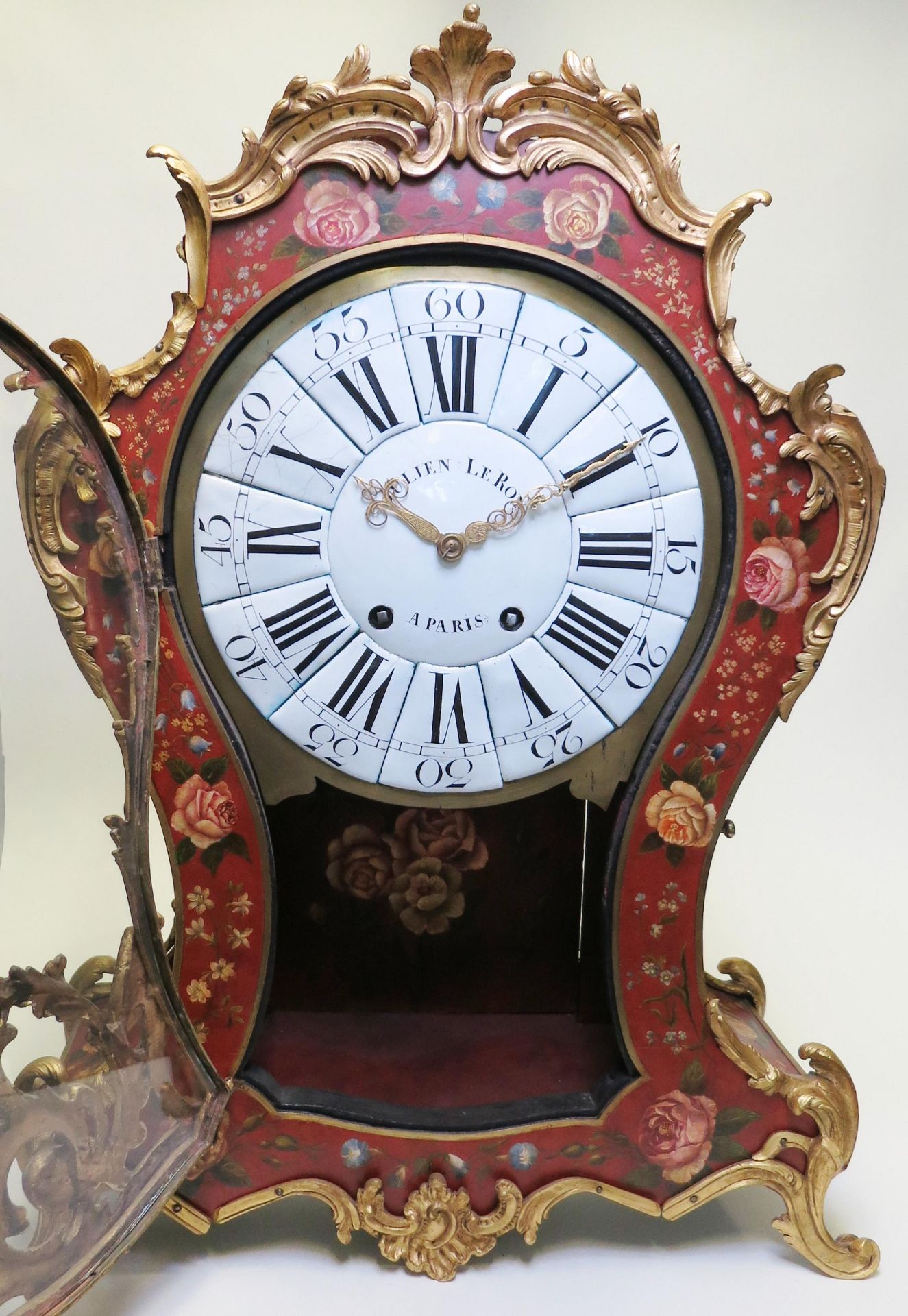 Louis XV pendulum clock on console with floral décor - Image 2 of 3