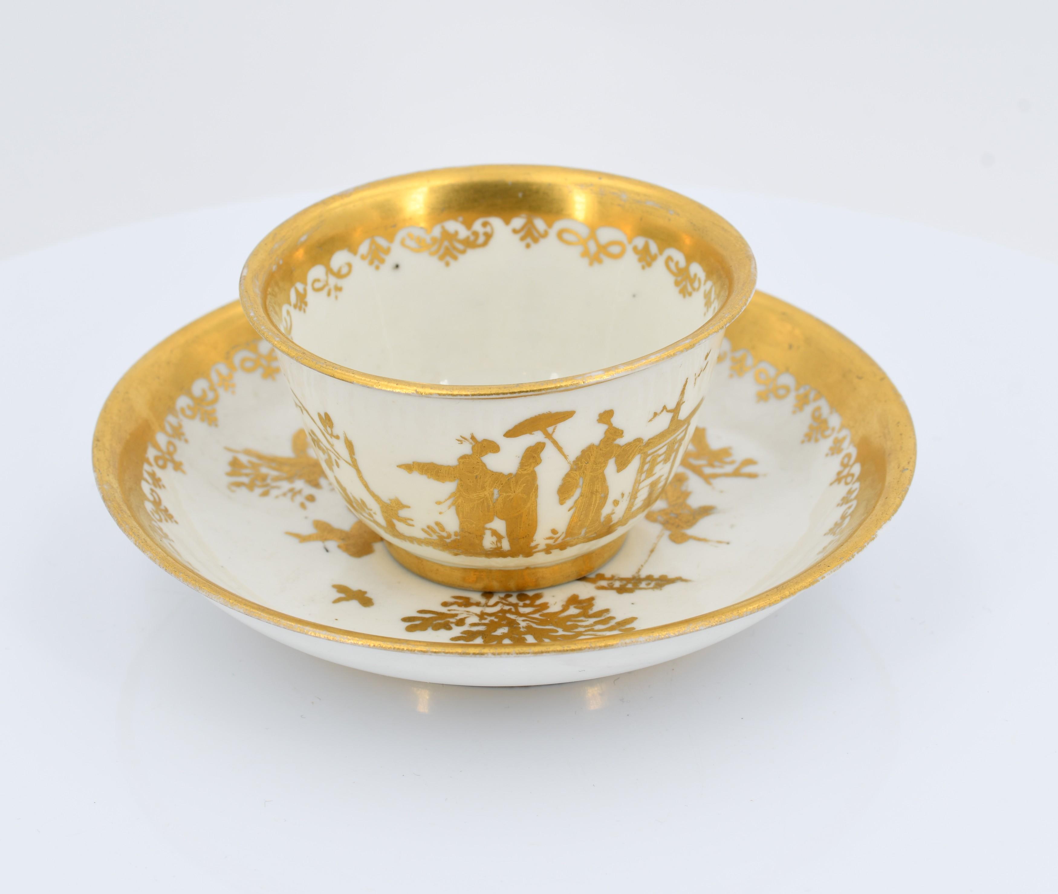 Tea bowl and saucer with gold Chinese décor - Image 4 of 7