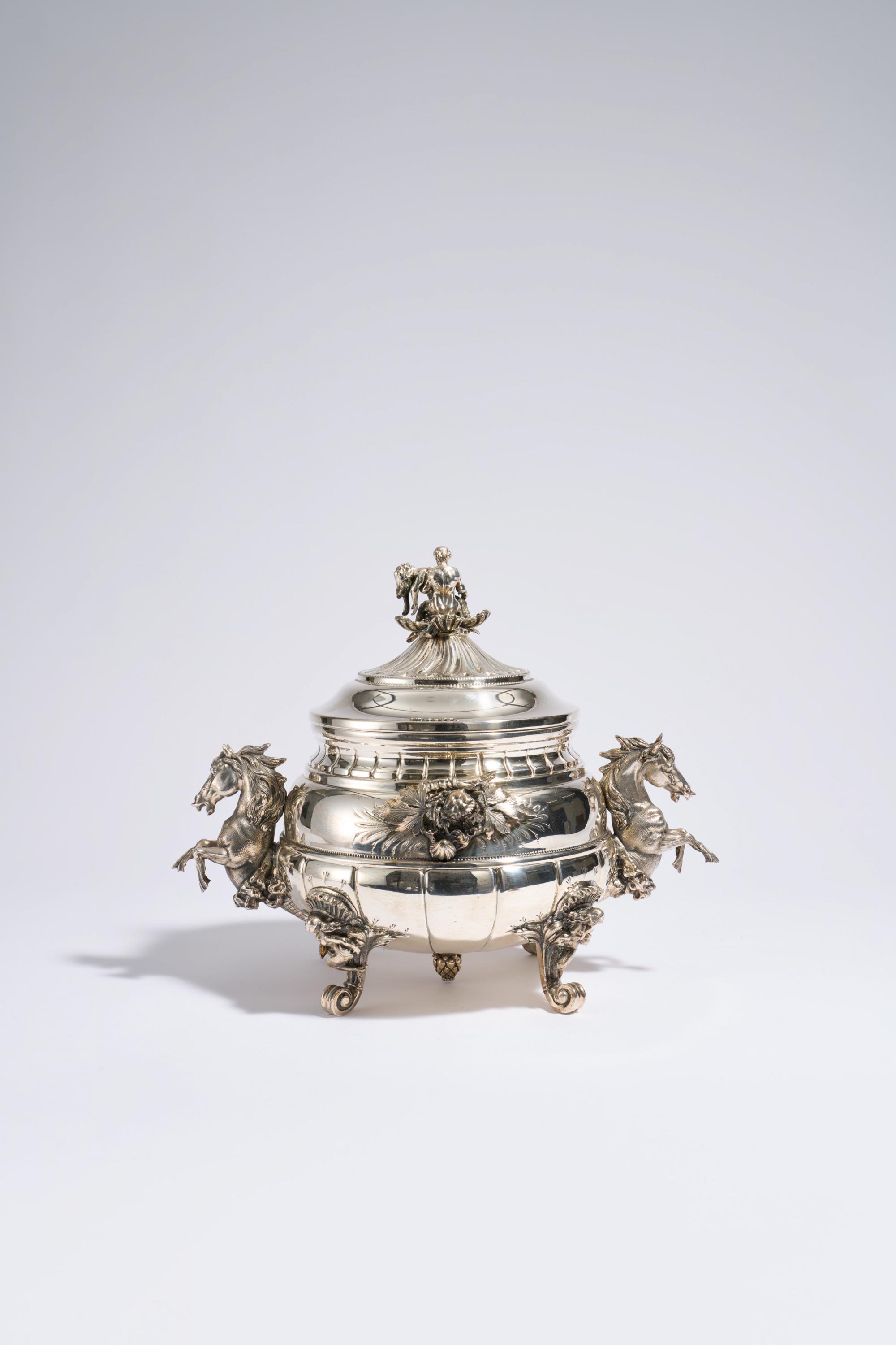 Magnificent tureen with hippocamps - Image 3 of 12