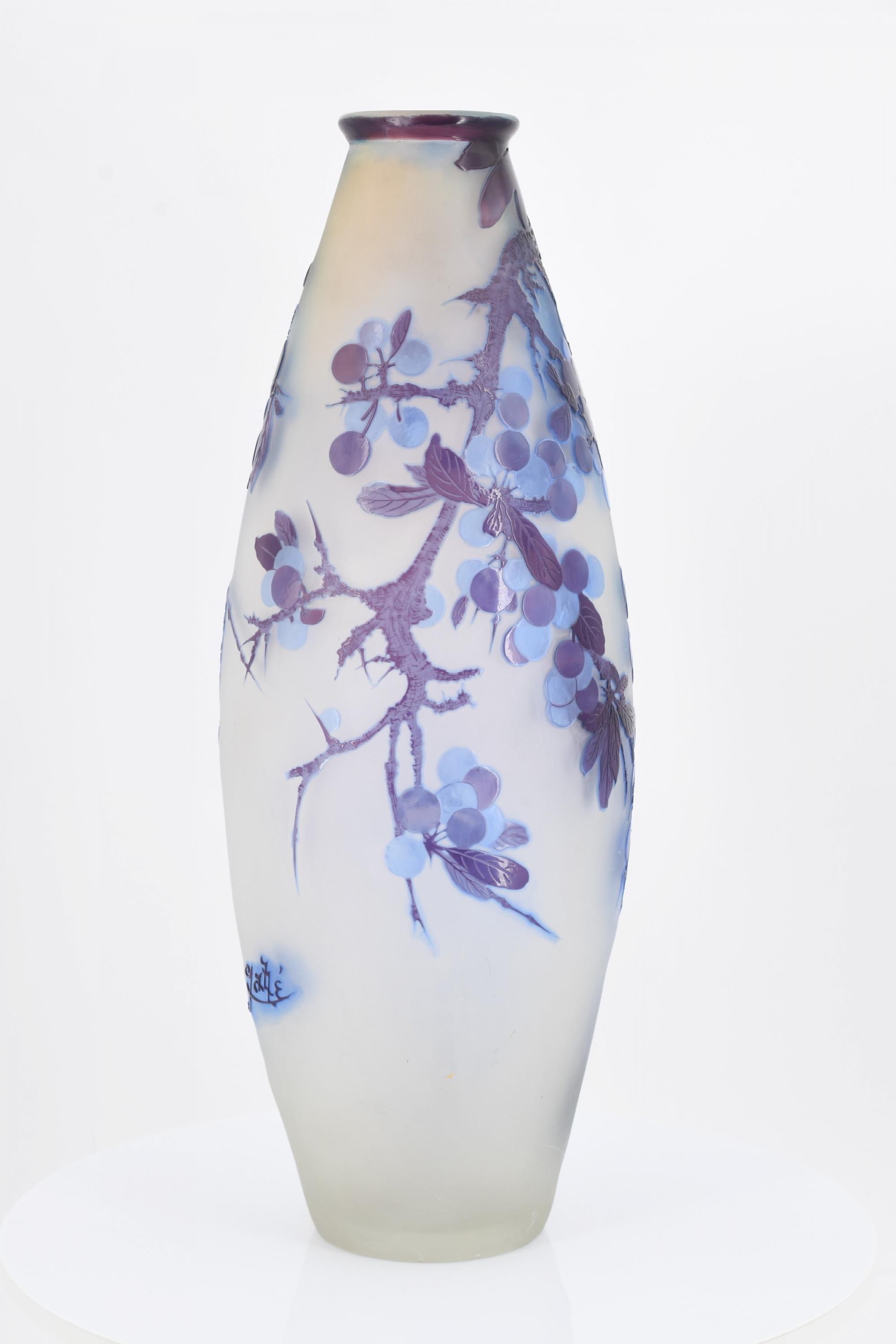 Vase with berry branches - Image 4 of 7