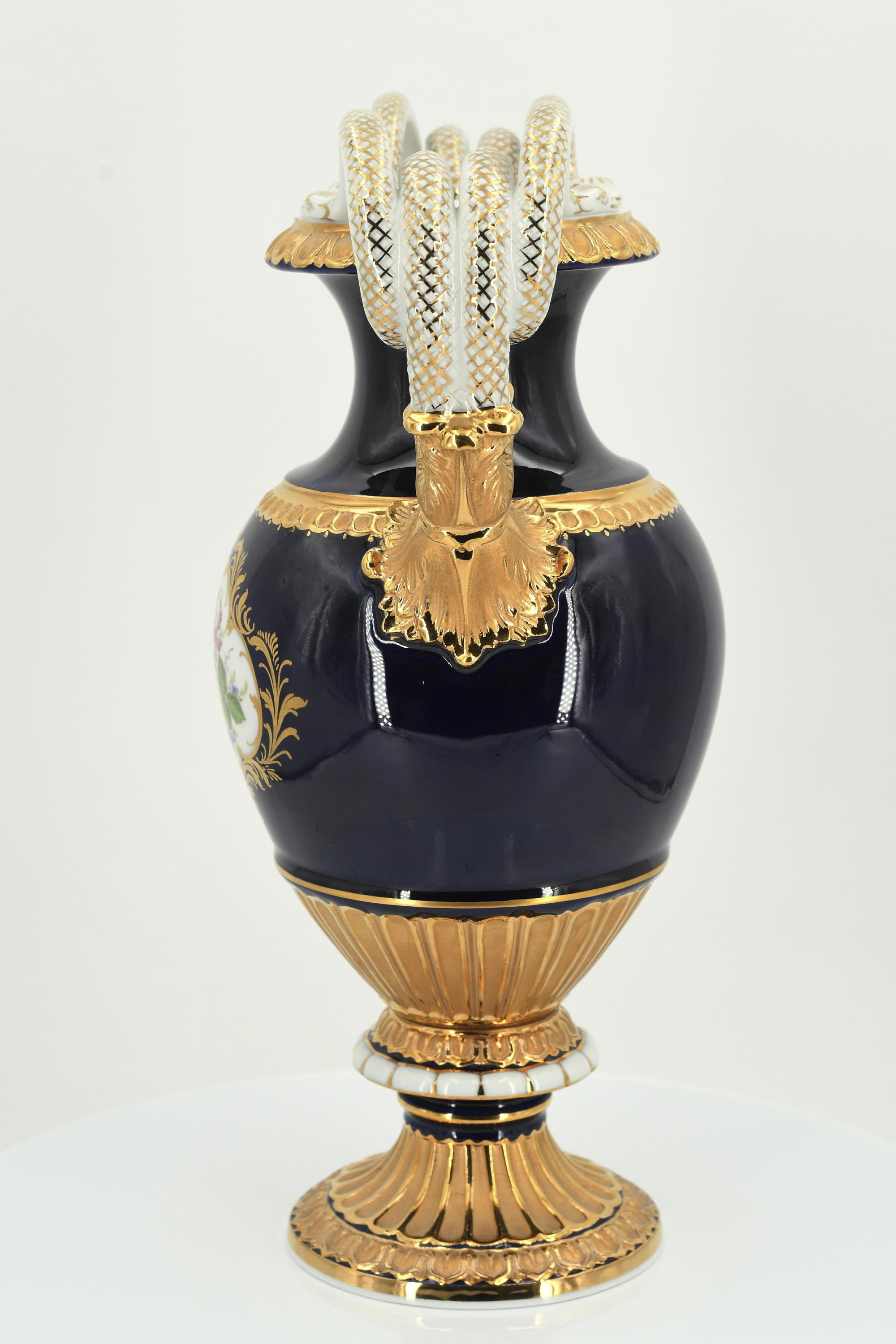 Small porcelain snake handle vase with cobalt blue fond - Image 5 of 13
