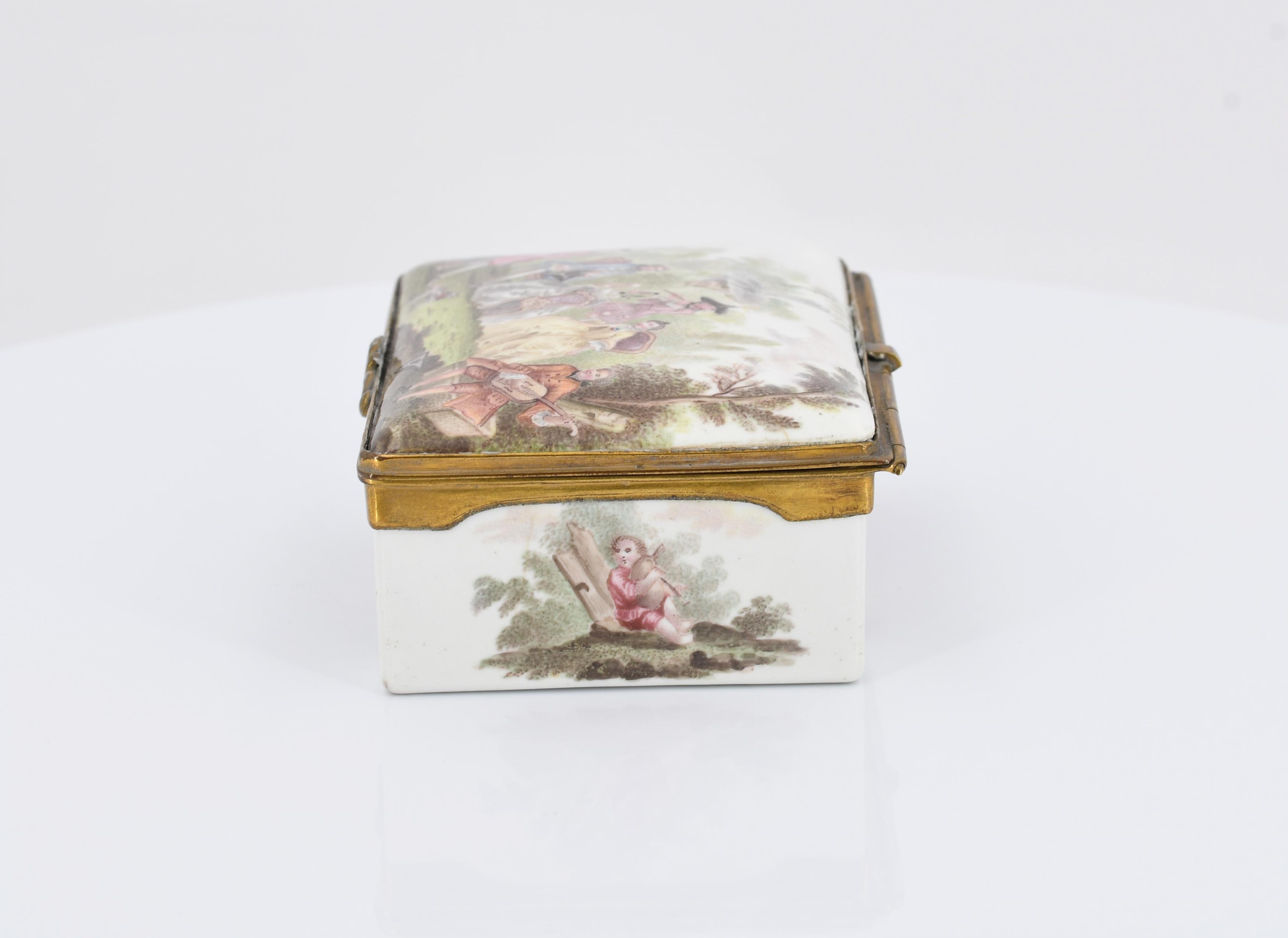 Enamel snuff box with Watteau scenes - Image 3 of 9