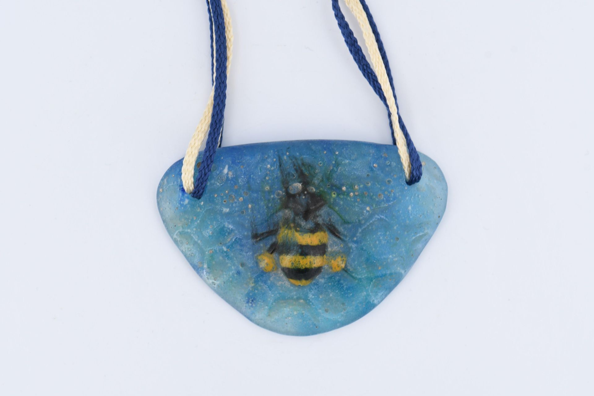 Small pendant with bee - Image 2 of 4