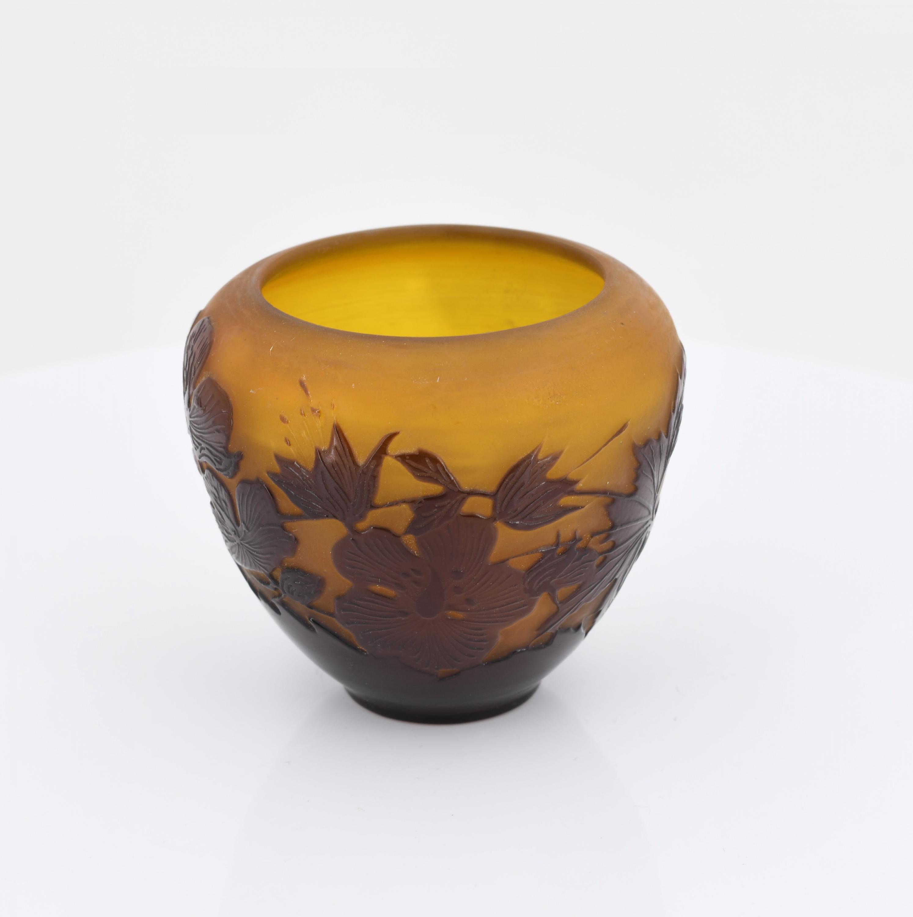 Small vase with floral décor - Image 2 of 7