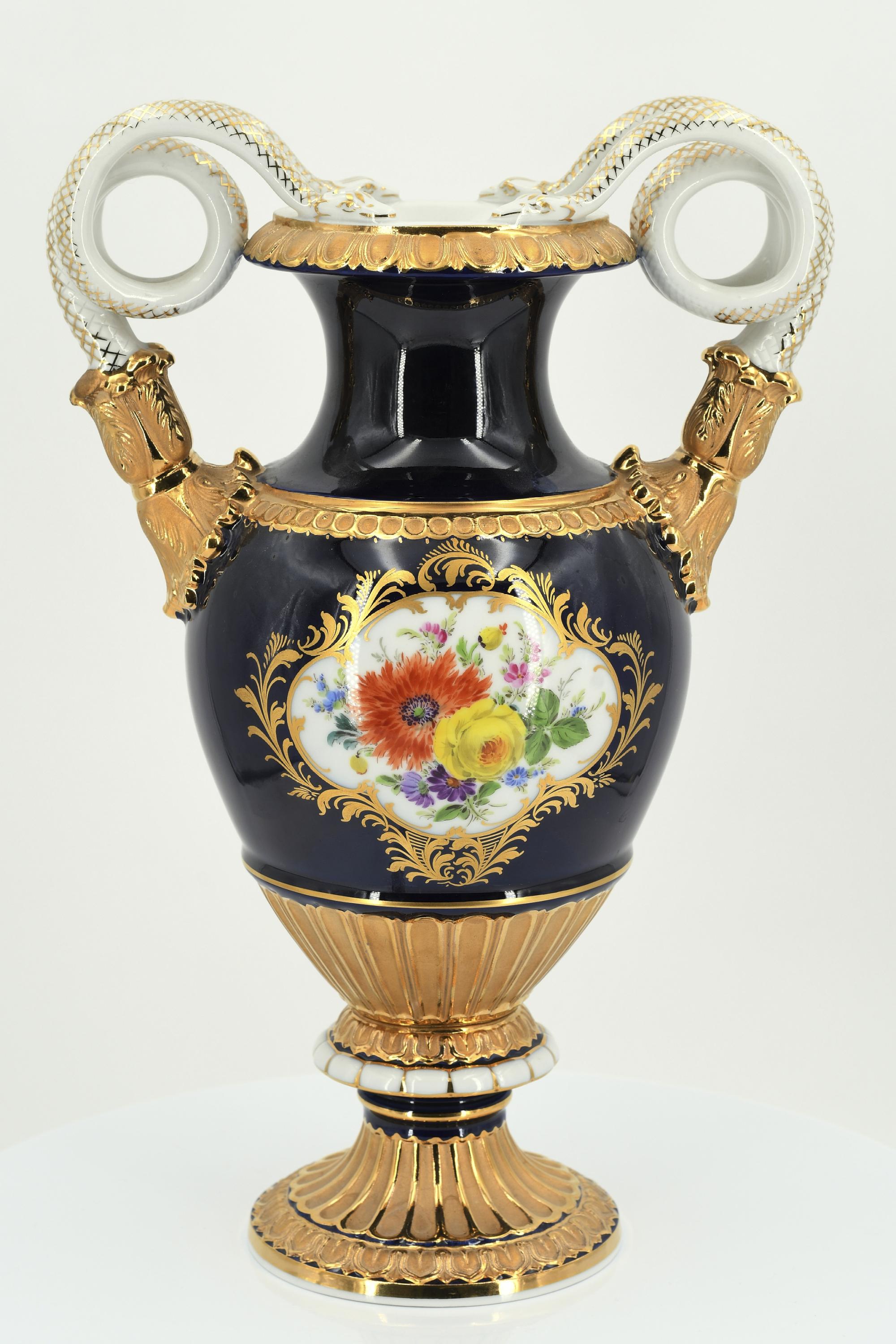 Small porcelain snake handle vase with cobalt blue fond - Image 2 of 13