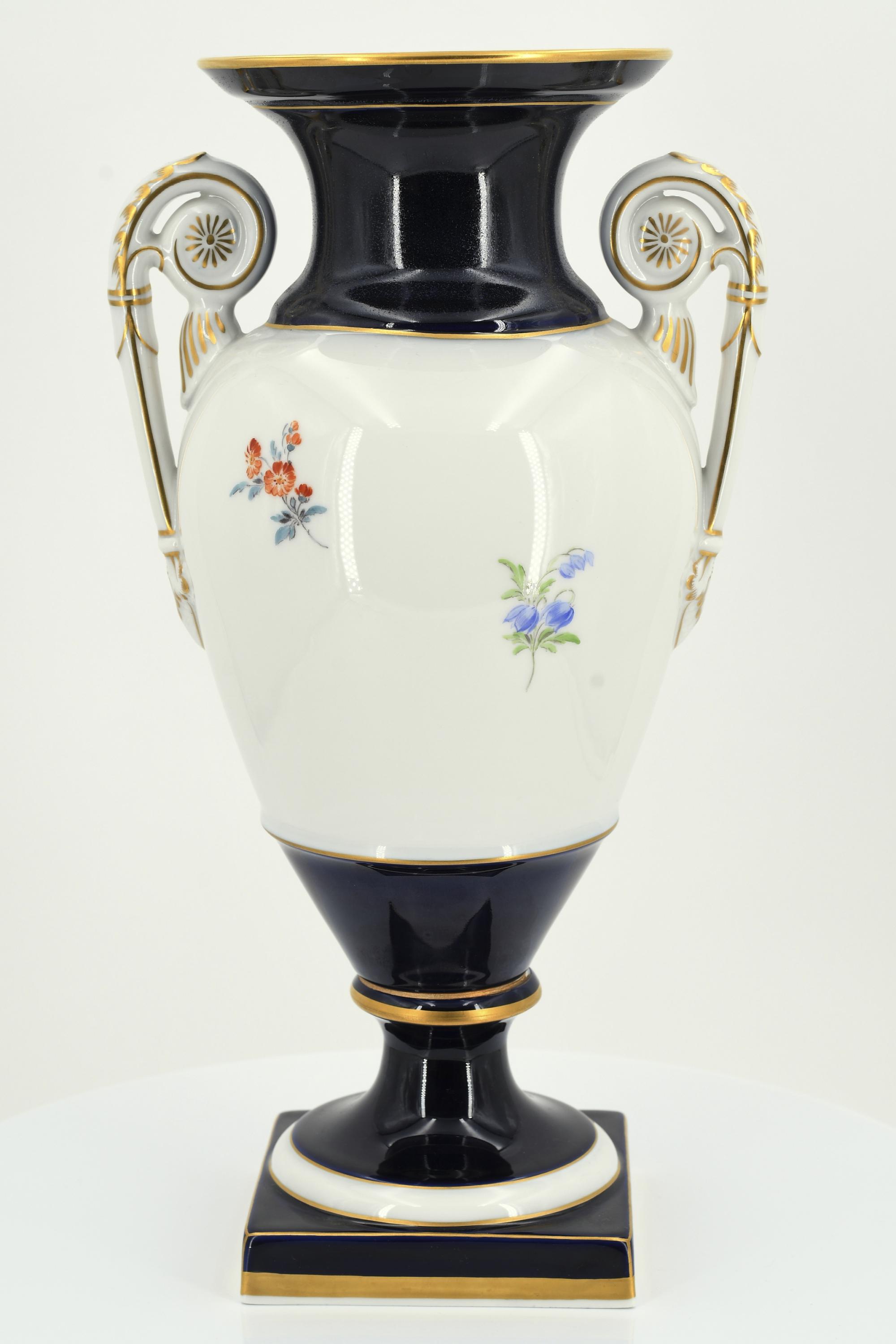 Small porcelain snake handle vase with cobalt blue fond - Image 9 of 13
