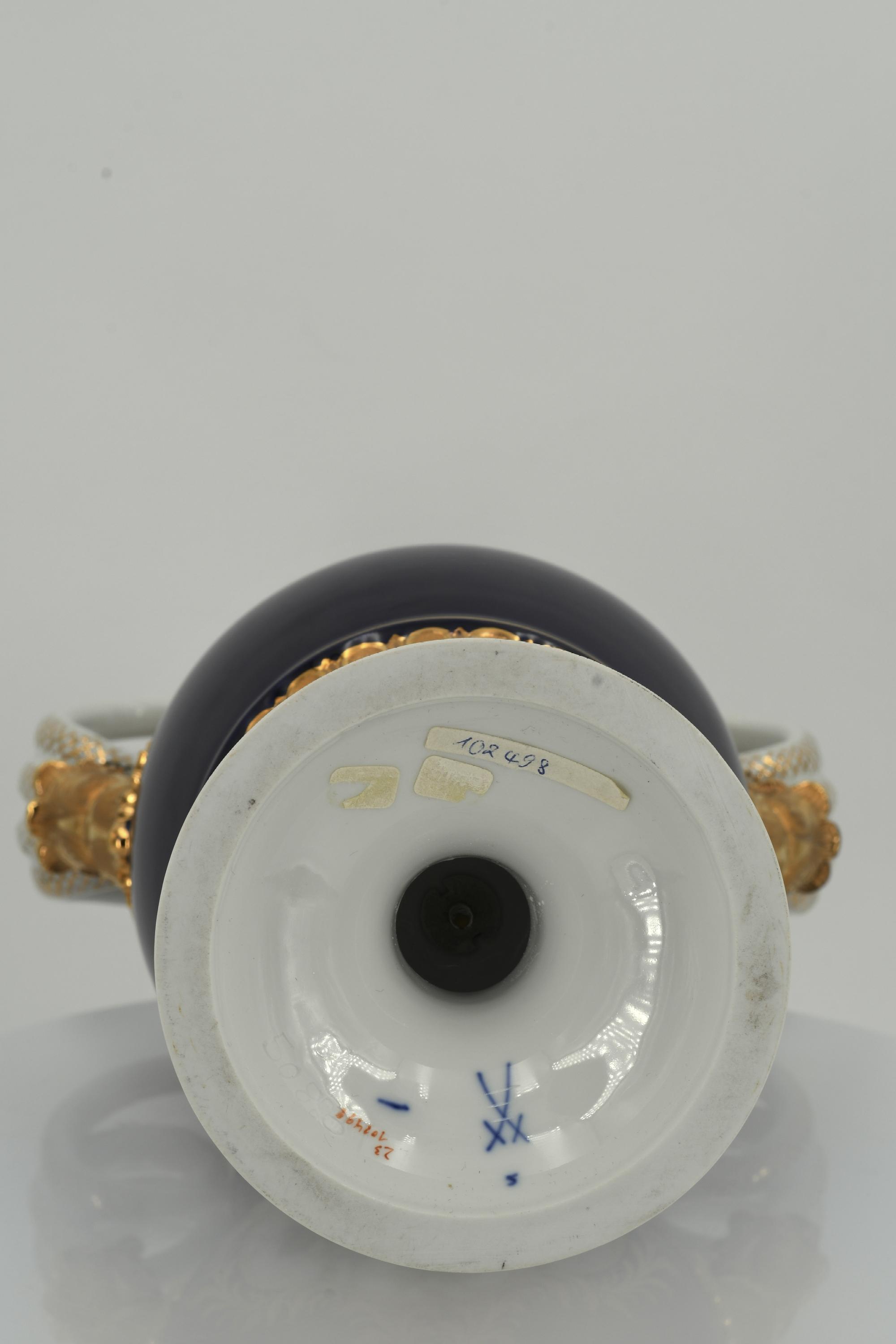 Small porcelain snake handle vase with cobalt blue fond - Image 13 of 13