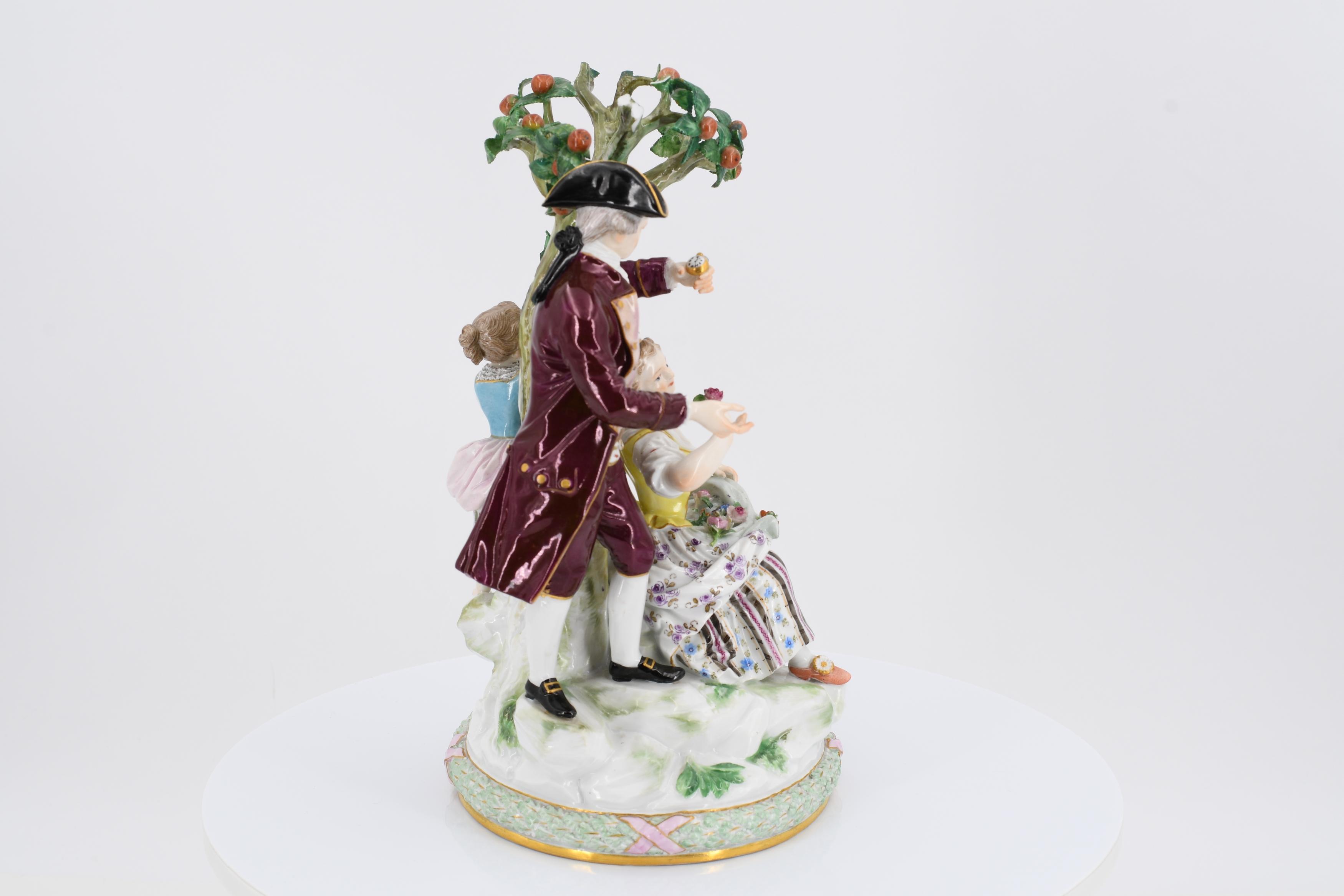 Porcelain ensemble of gardeners with an apple tree - Image 3 of 6