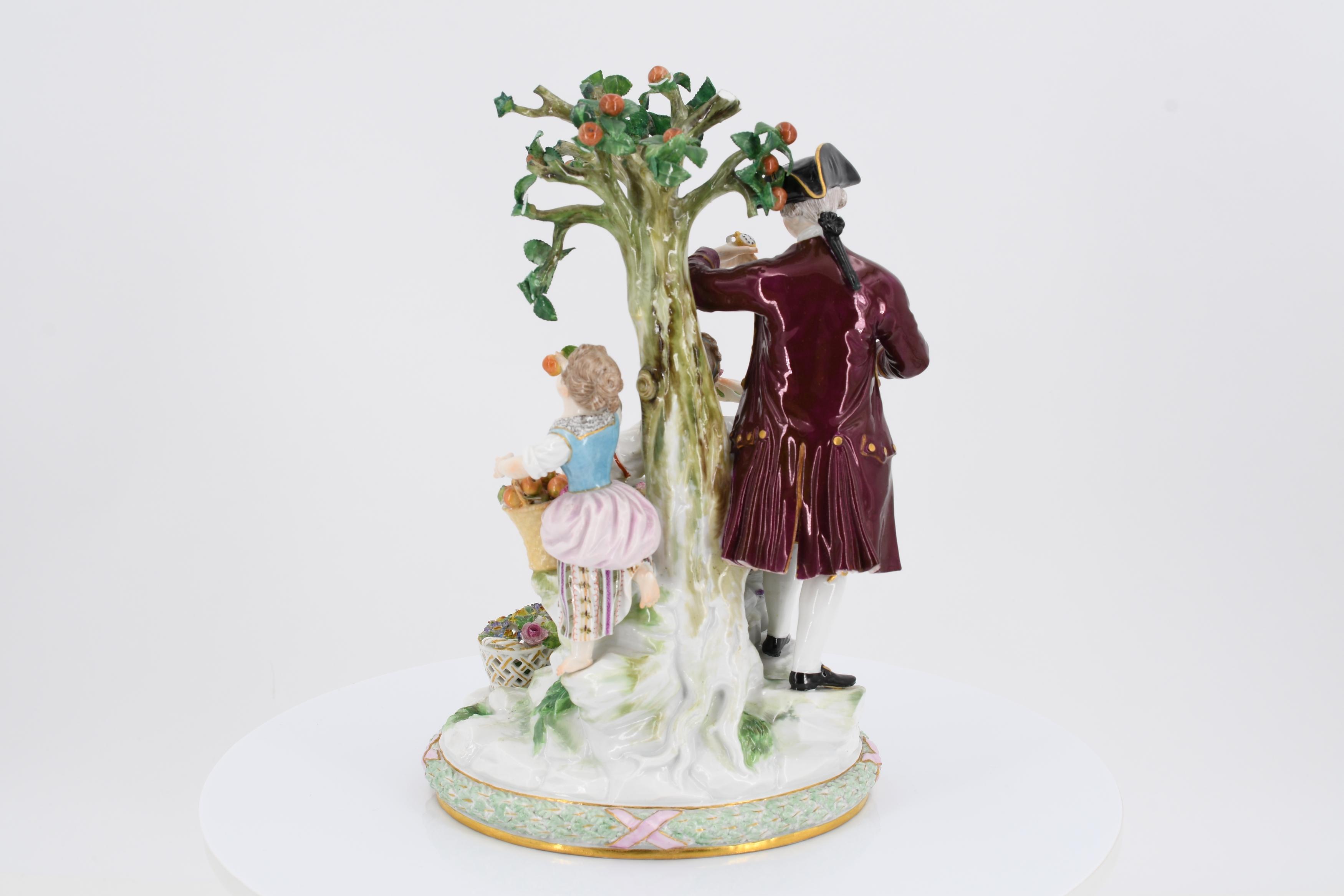 Porcelain ensemble of gardeners with an apple tree - Image 4 of 6