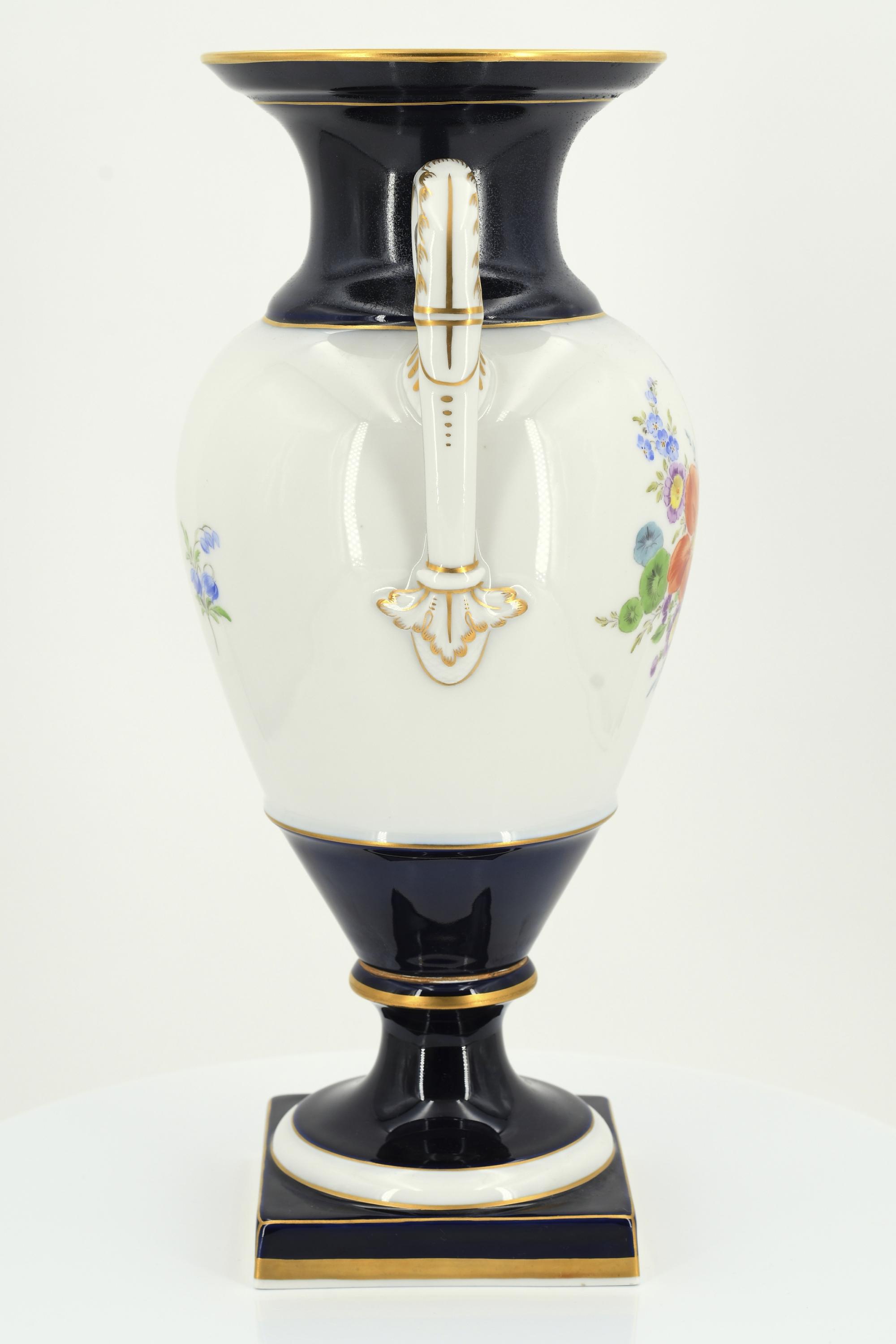 Small porcelain snake handle vase with cobalt blue fond - Image 8 of 13