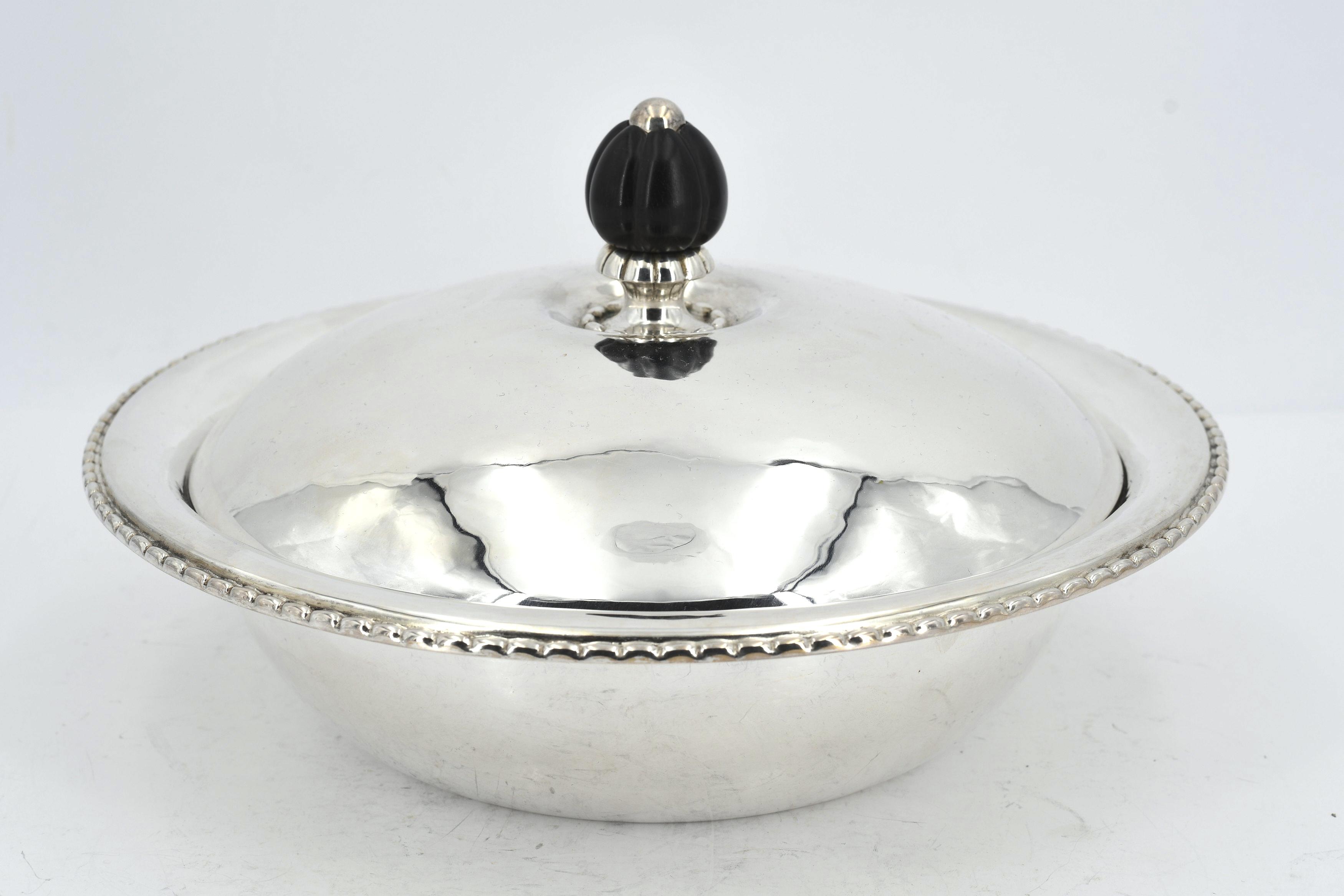Pair of silver vegetable bowls - Image 2 of 12