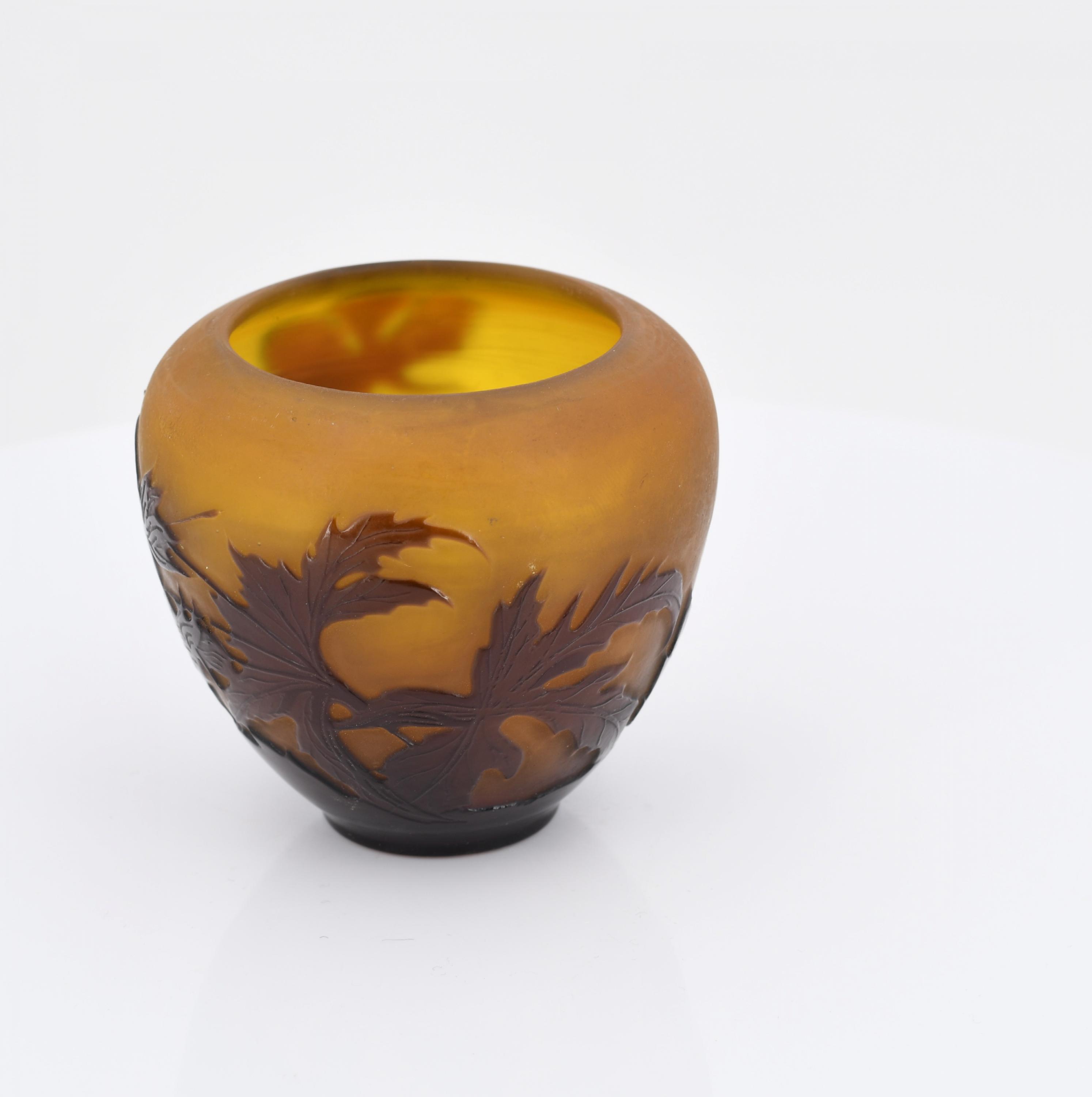 Small vase with floral décor - Image 3 of 7