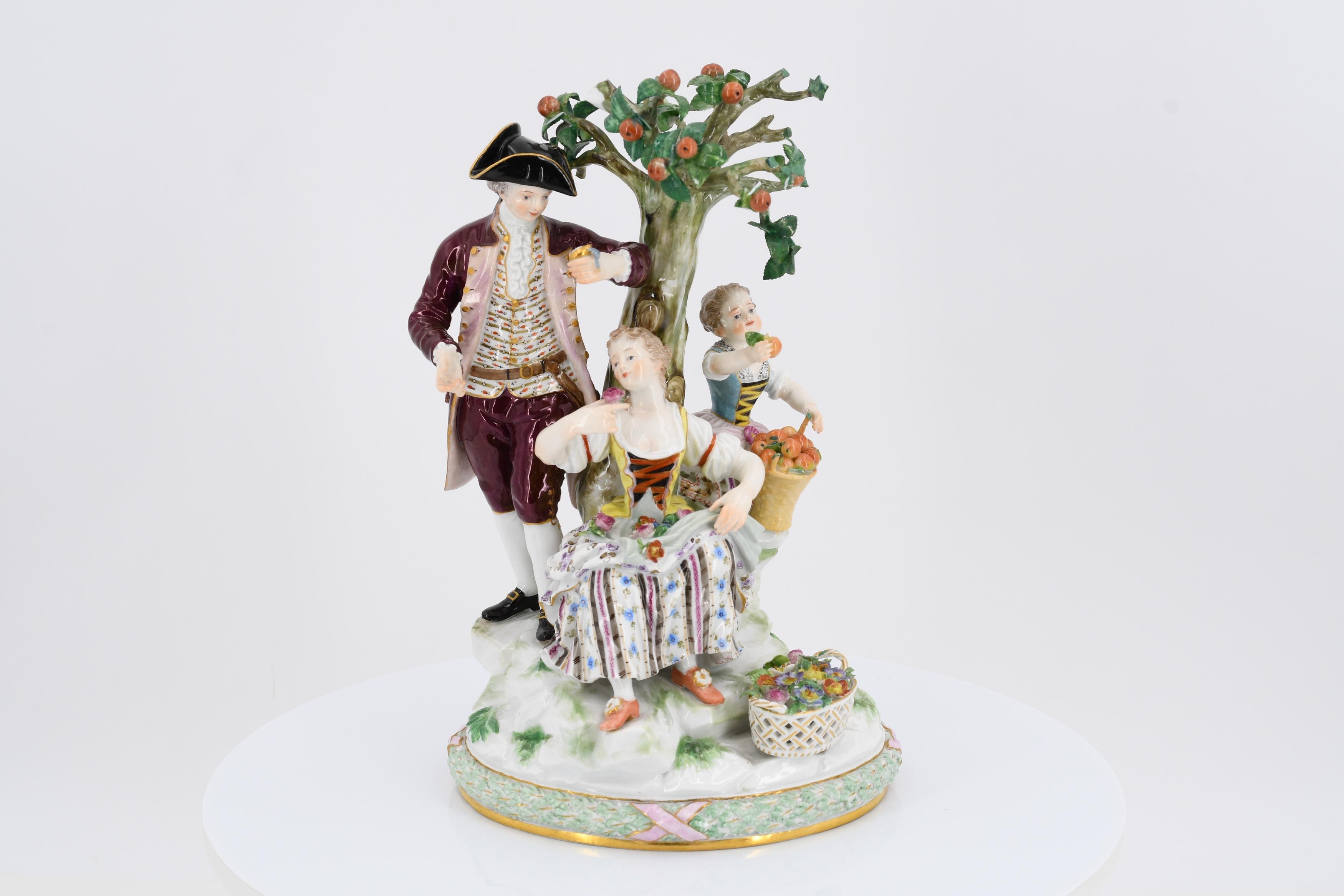 Porcelain ensemble of gardeners with an apple tree - Image 2 of 6