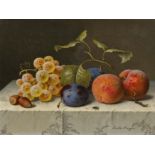 Emilie Preyer: Früchtestillleben mit Aprikosen, Pflaumen und Weintrauben auf einem Tisch mit Damastd