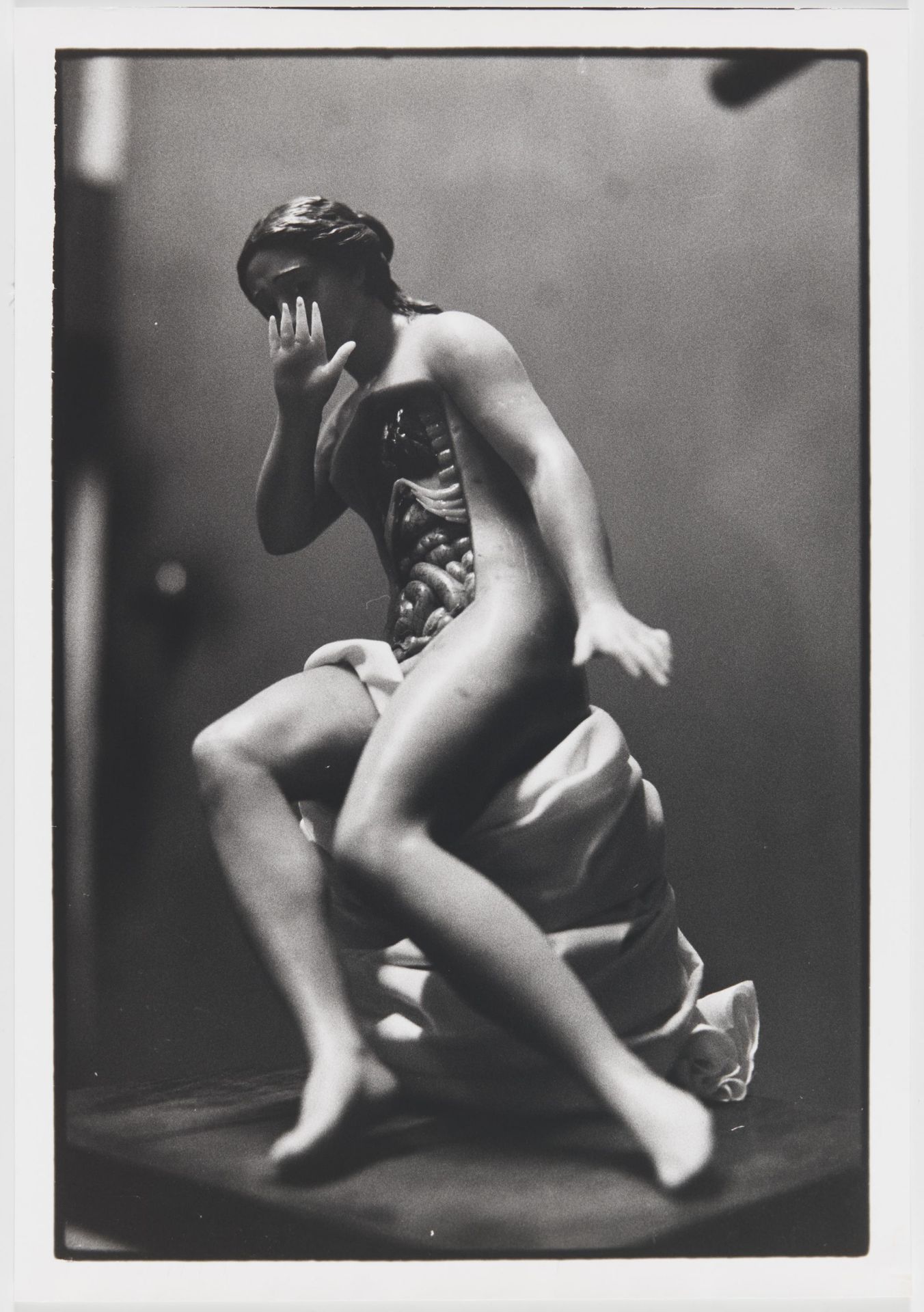 Zoe Leonard: Seated Anatomical Model - Bild 2 aus 4