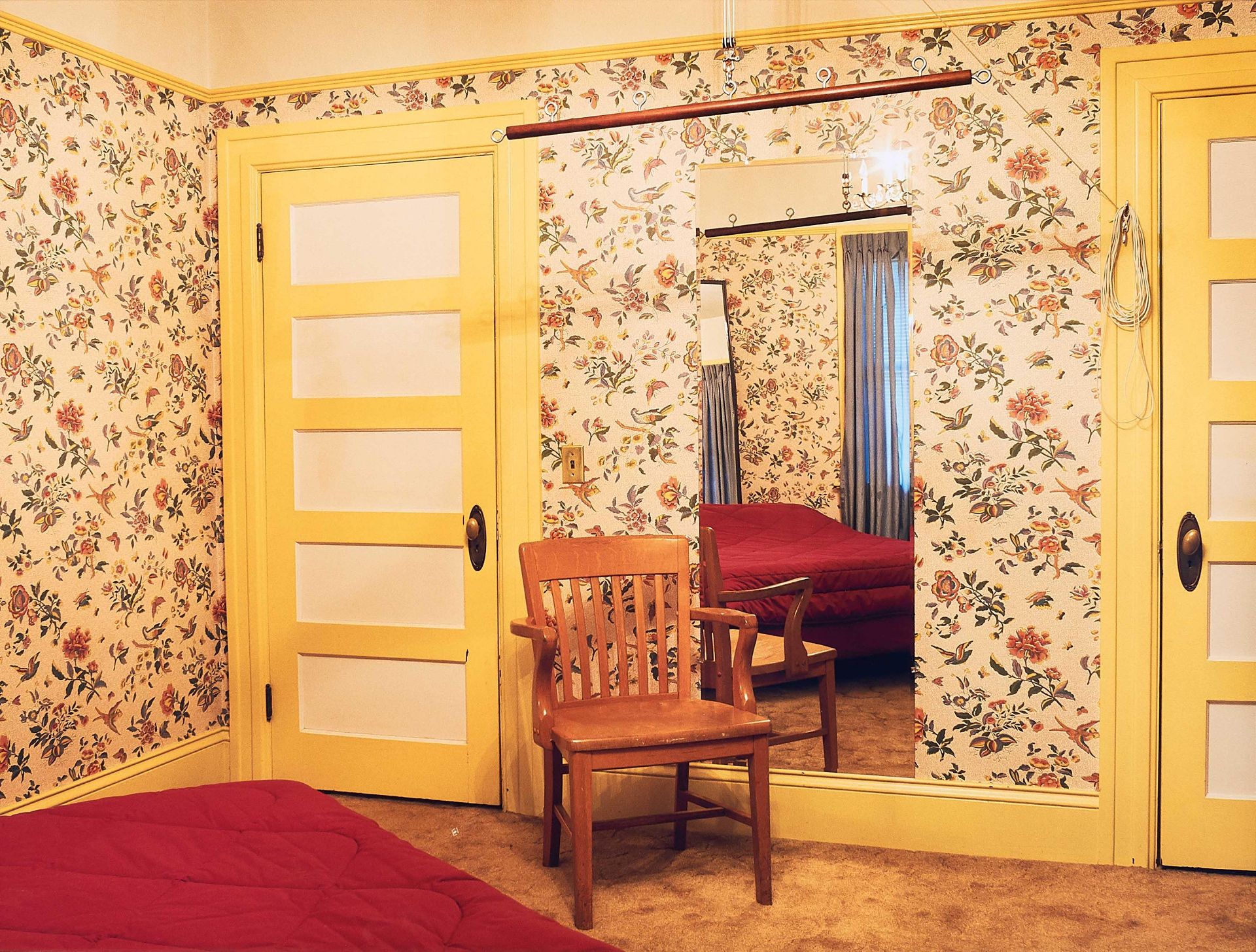 Katharina Bosse: Room with flower tapestry. Aus: Reich der Zeichen, Reich der Sinne