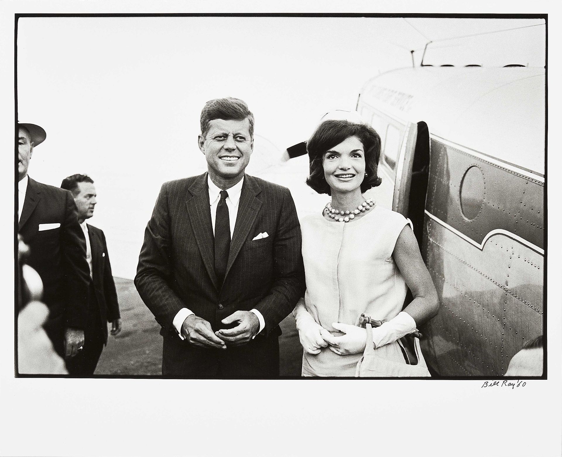 Bill Ray: Ohne Titel (John F. Kennedy and Jackie arriving)