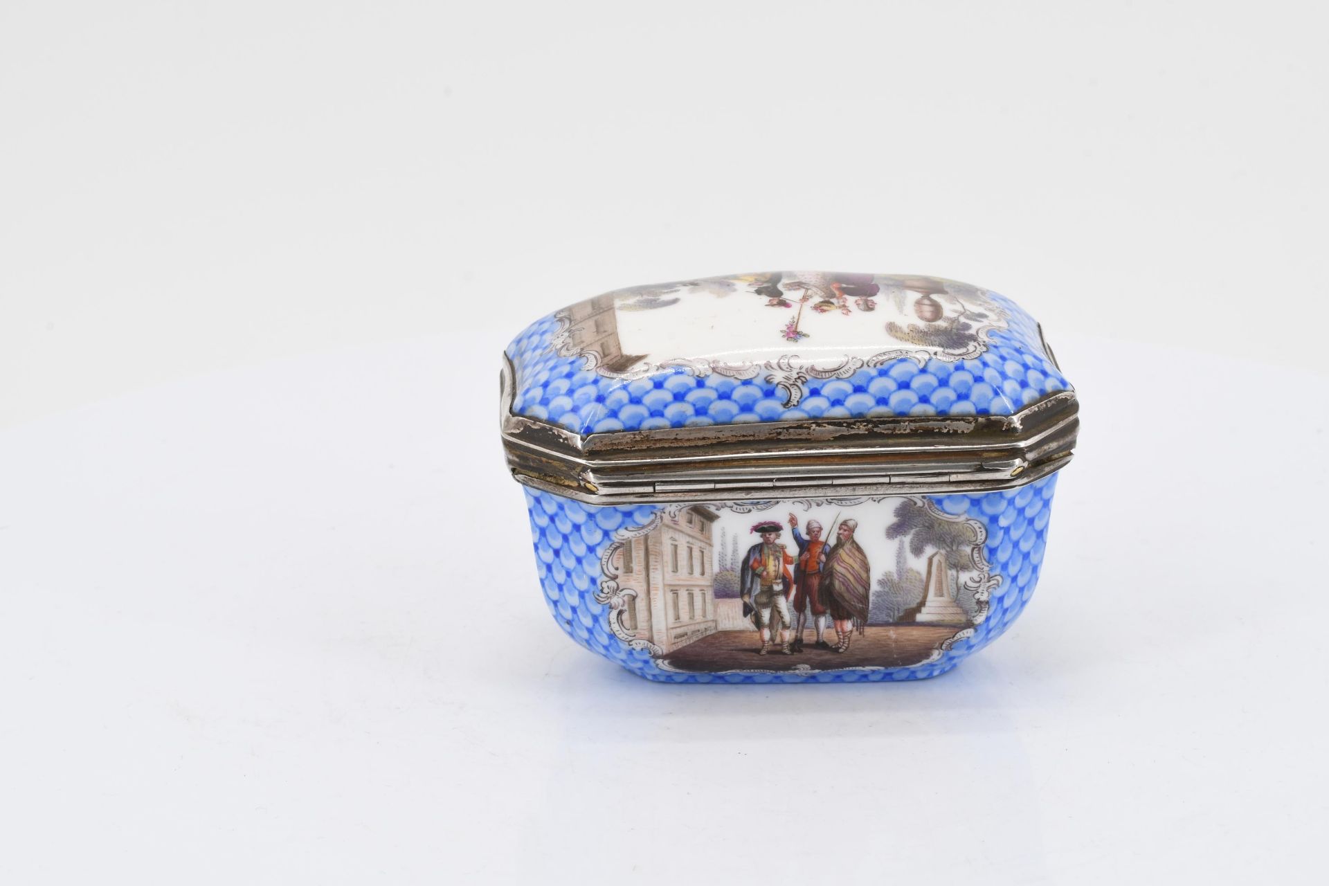 Snuff box with unusual figure staffage - Image 4 of 10