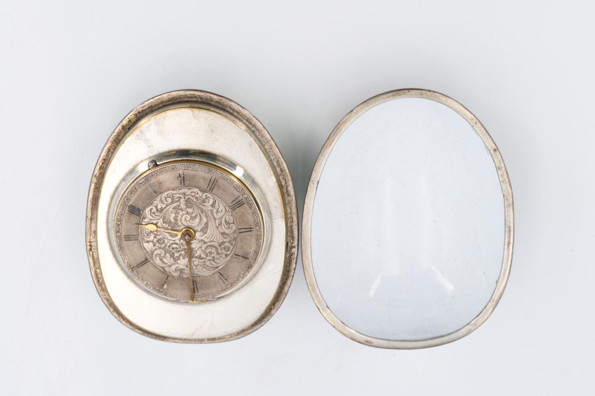 Small table clock in egg-shaped case with amoretto - Image 7 of 8