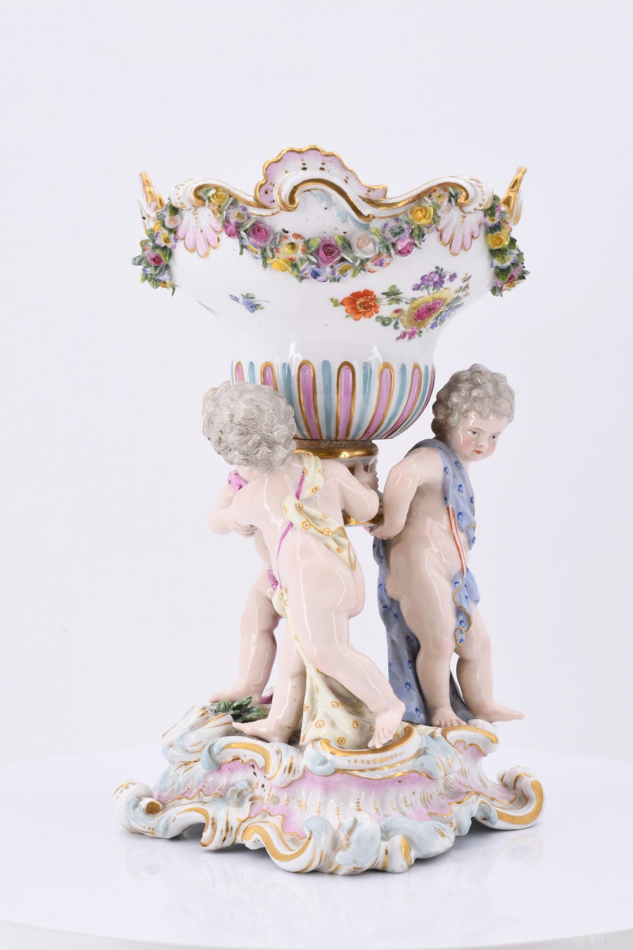 Small footed bowl with cupids - Image 3 of 7