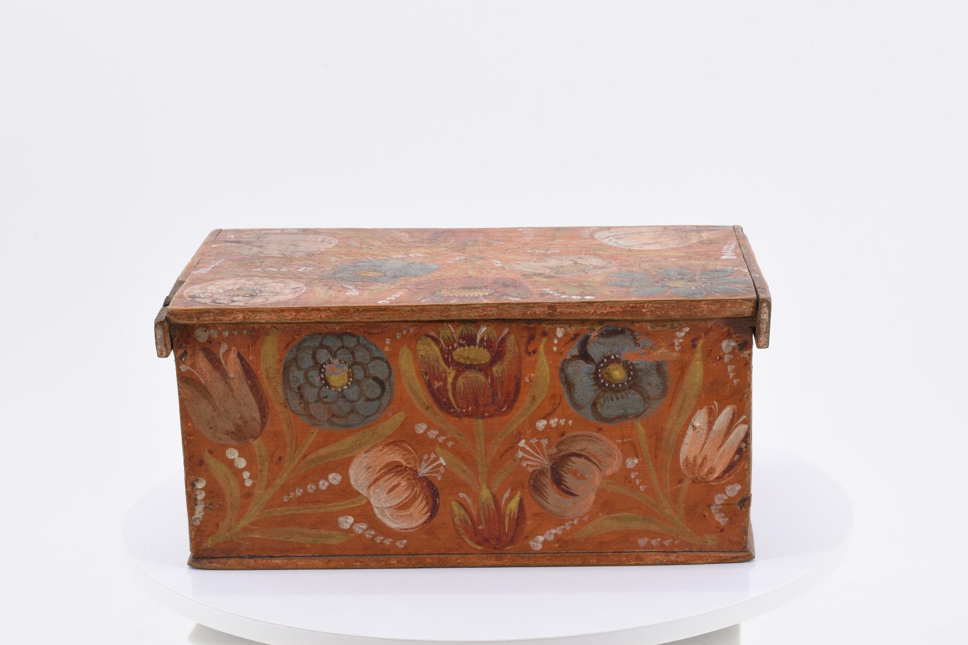 Casket with flowers on red background - Image 5 of 9