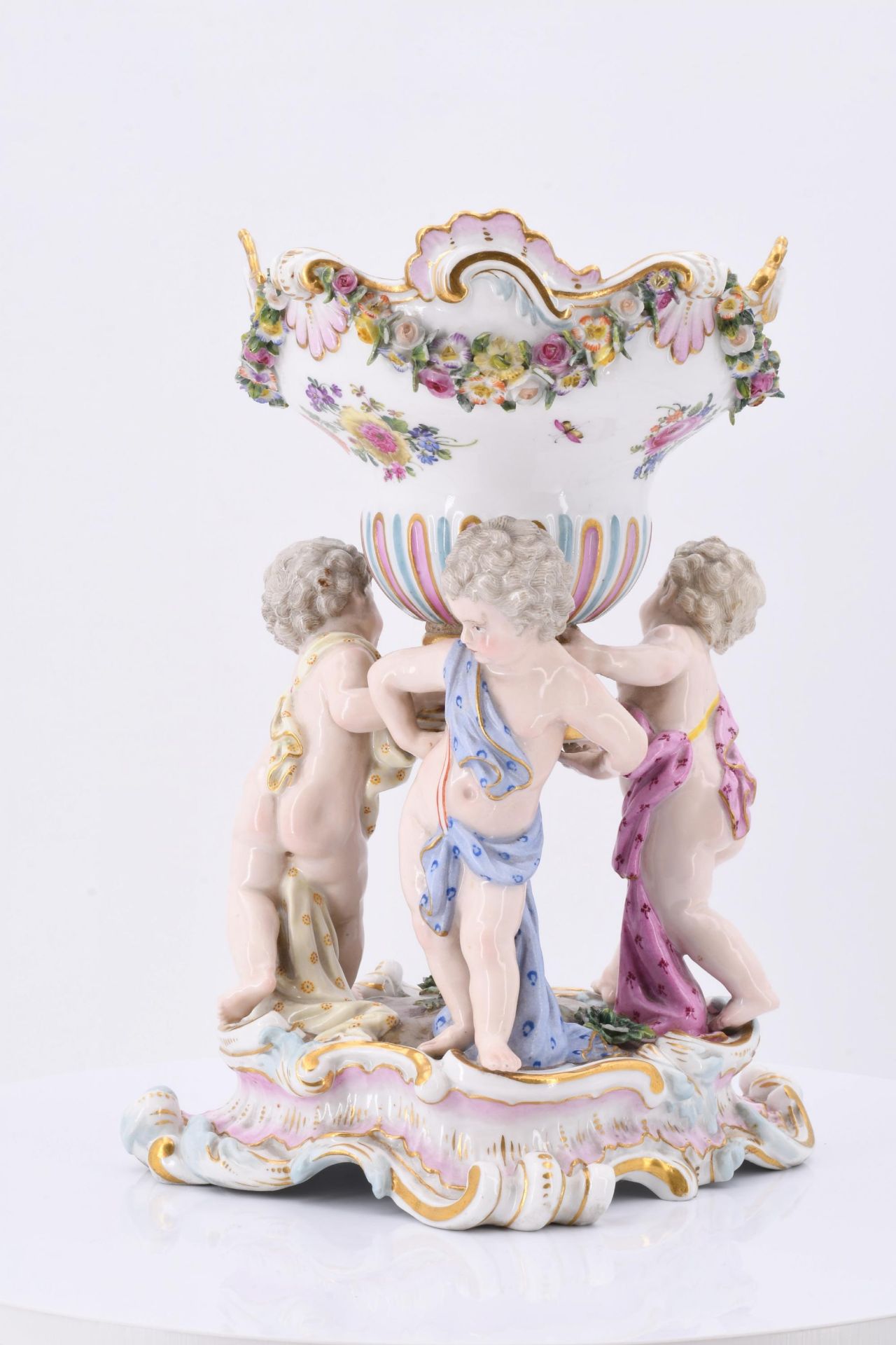 Small footed bowl with cupids - Image 4 of 7