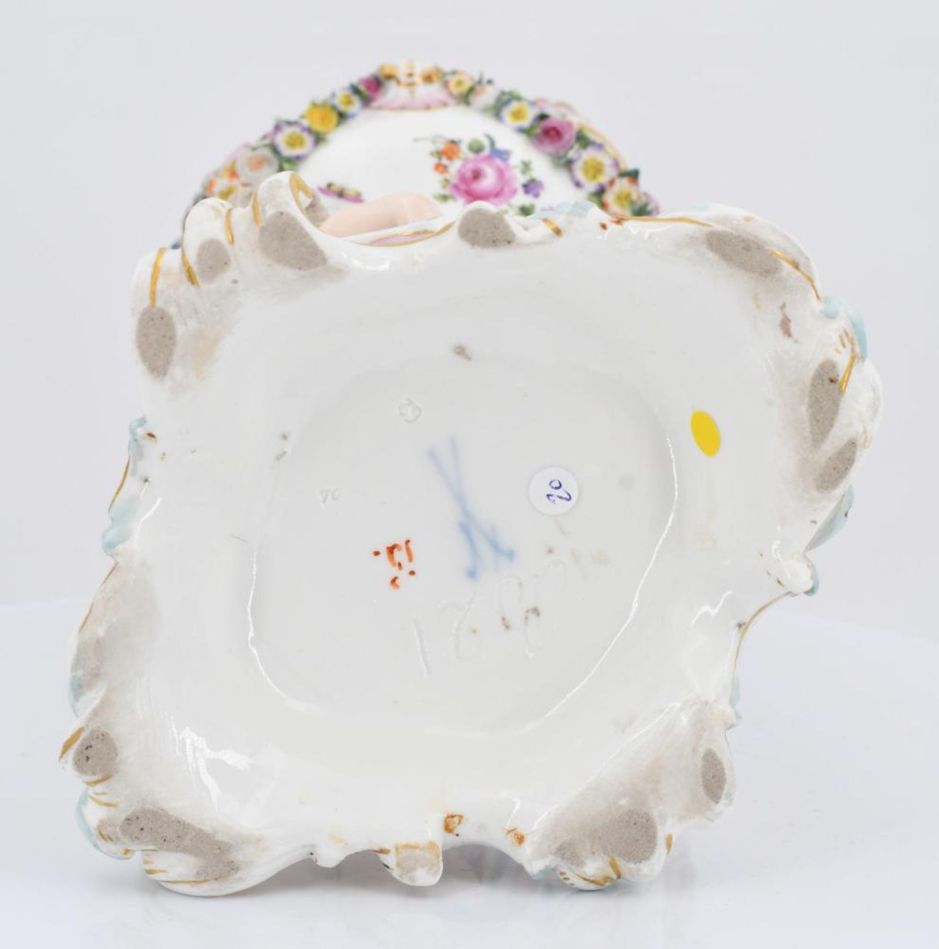 Small footed bowl with cupids - Image 7 of 7