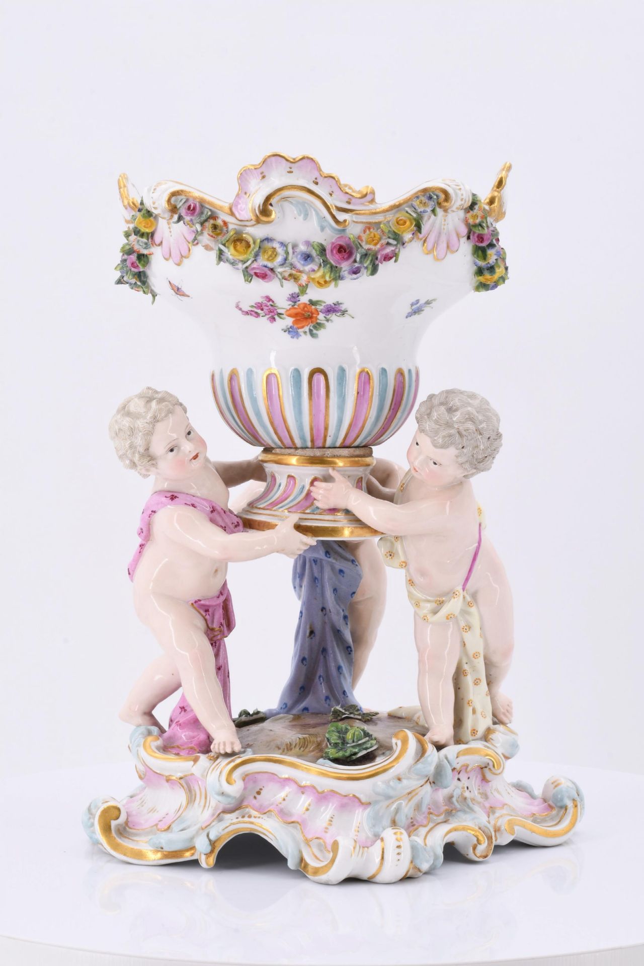 Small footed bowl with cupids - Image 2 of 7