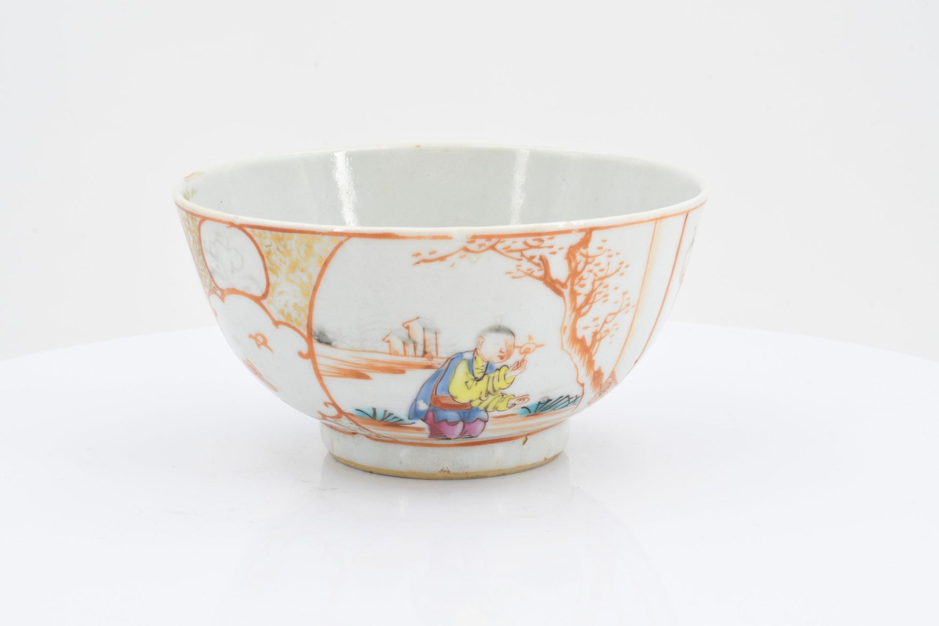 Tea bowl and two plates Famille rose - Image 2 of 9