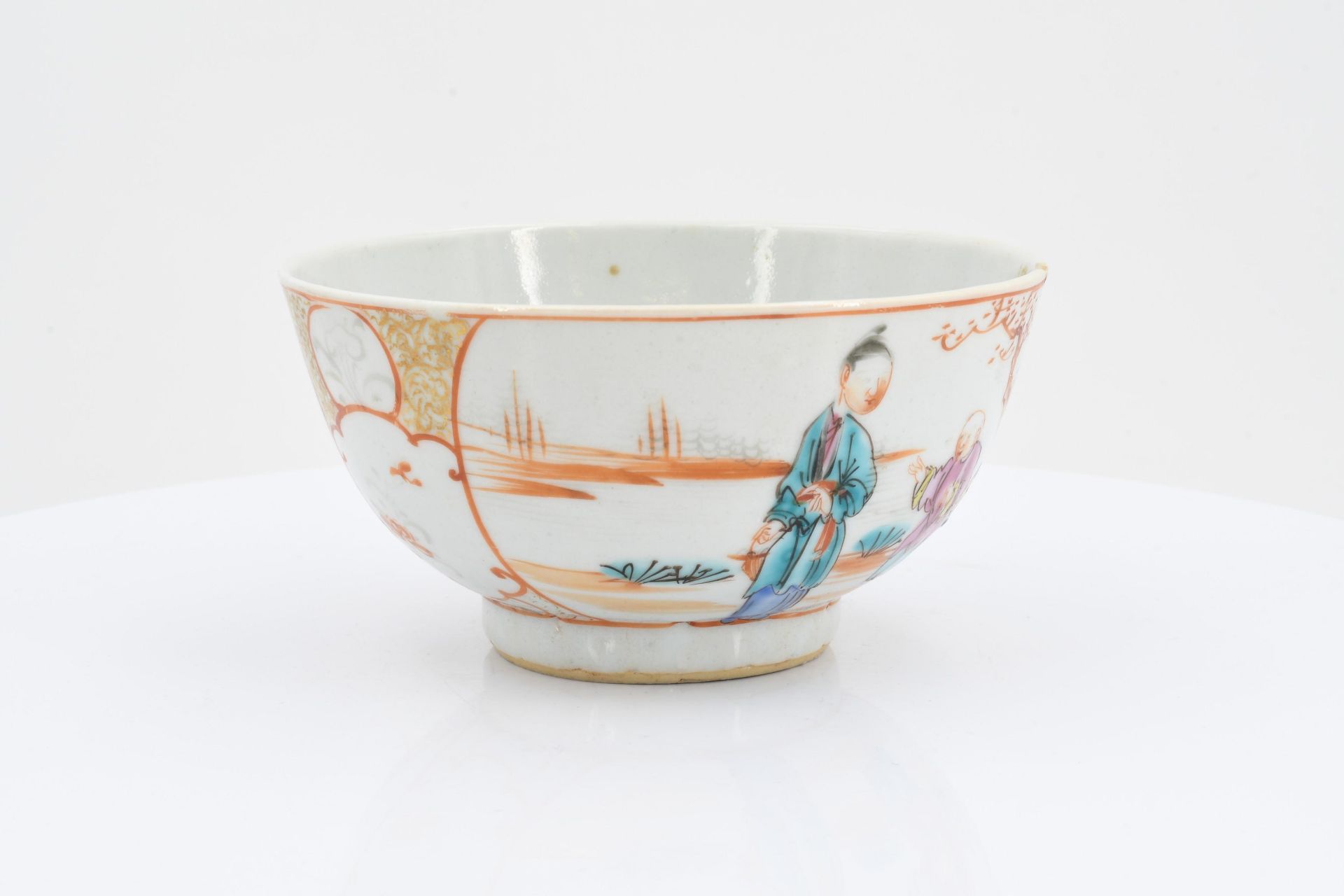 Tea bowl and two plates Famille rose - Image 4 of 9