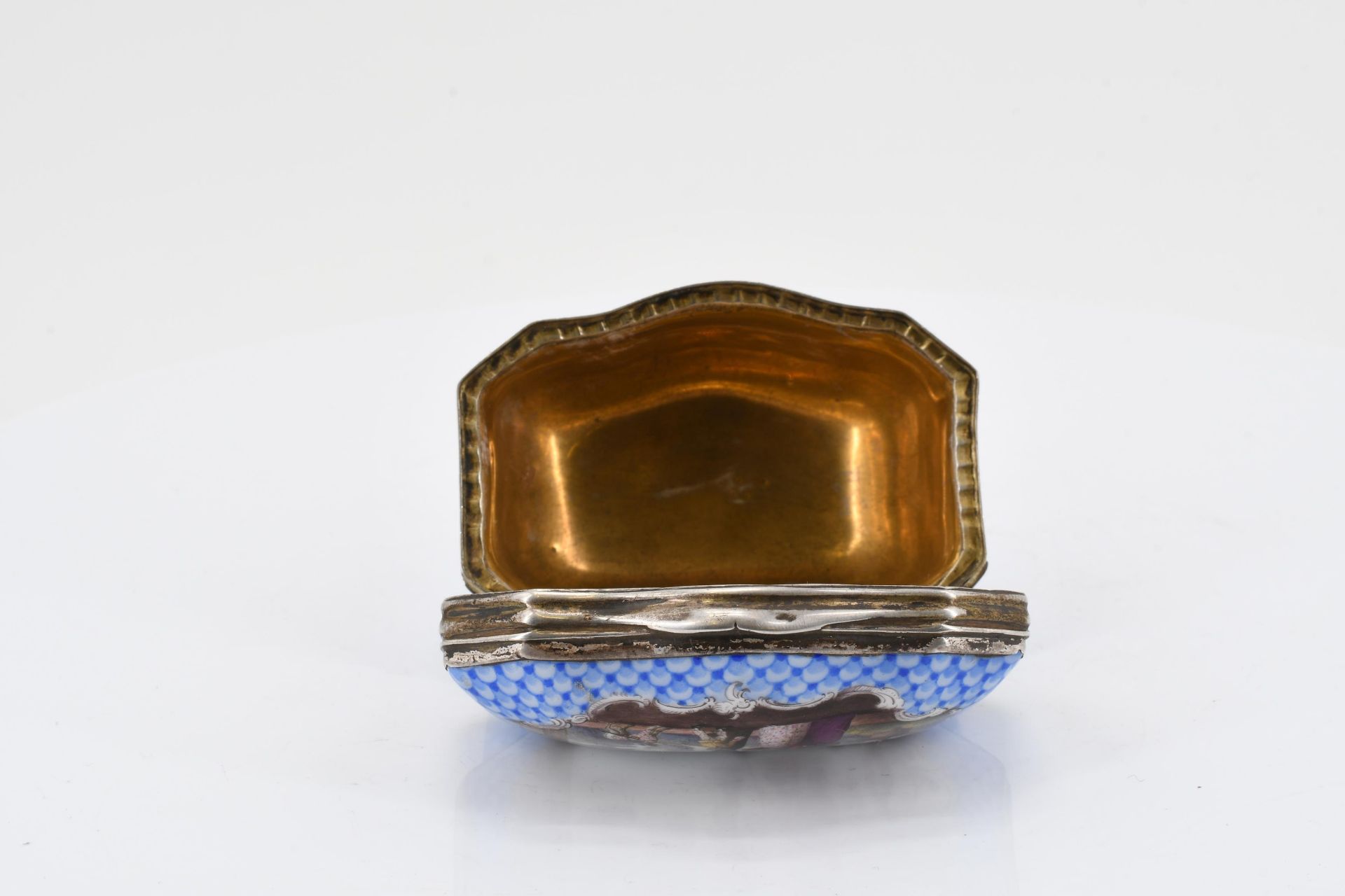 Snuff box with unusual figure staffage - Image 7 of 10