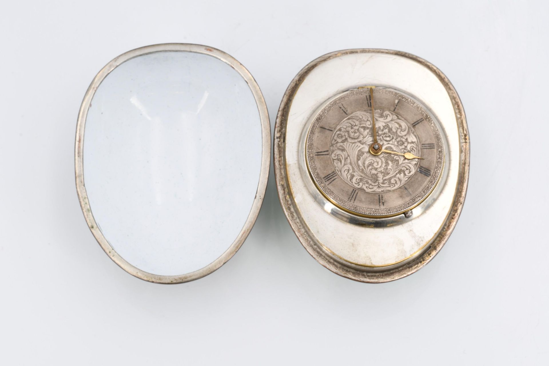 Small table clock in egg-shaped case with amoretto - Image 5 of 8