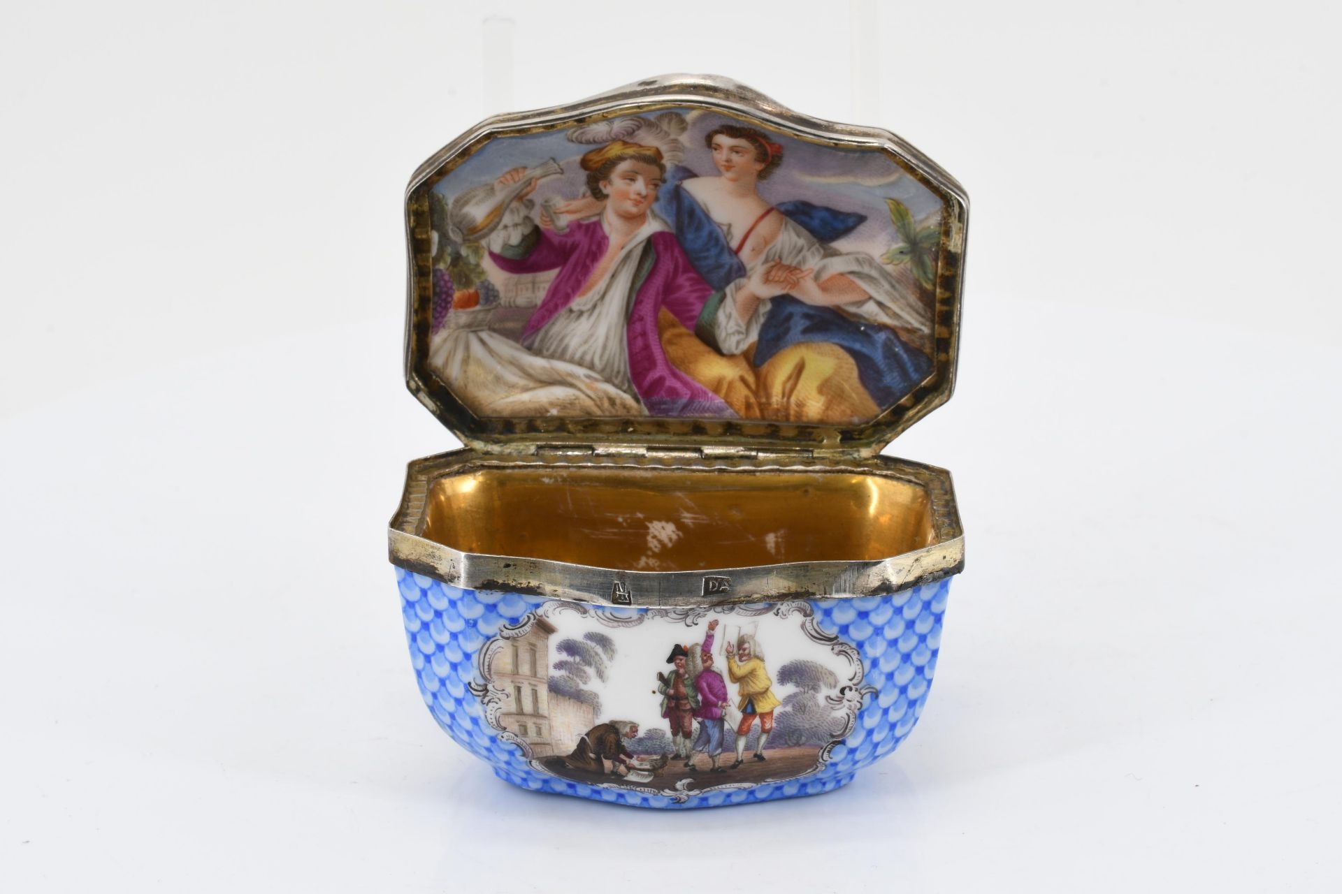 Snuff box with unusual figure staffage - Image 6 of 10