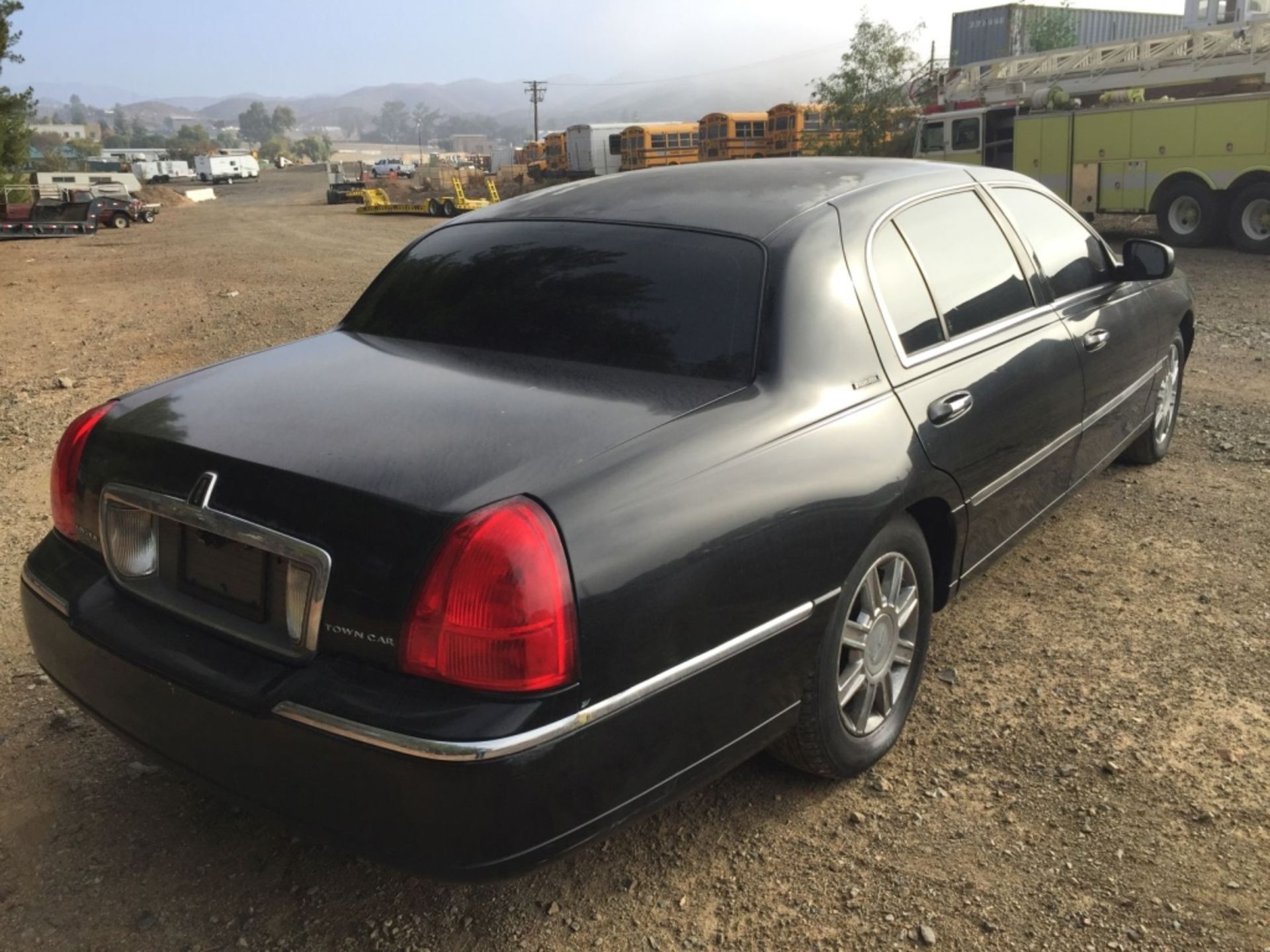 2011 Lincoln Town Car Sedan, - Image 8 of 32