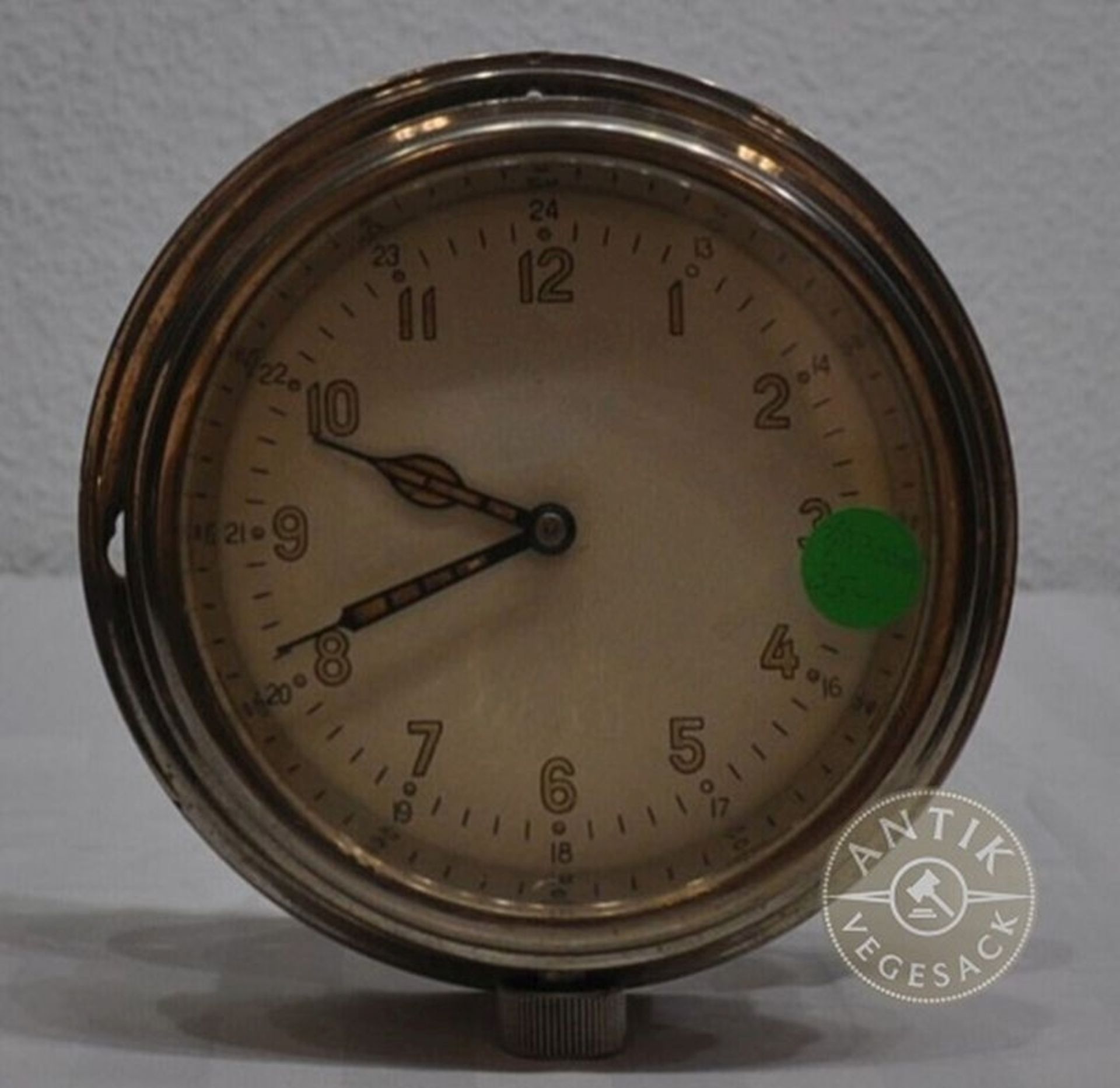 Uhr in Form eines Kompass
