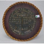 Große alte Bronze Plakette auf Holz