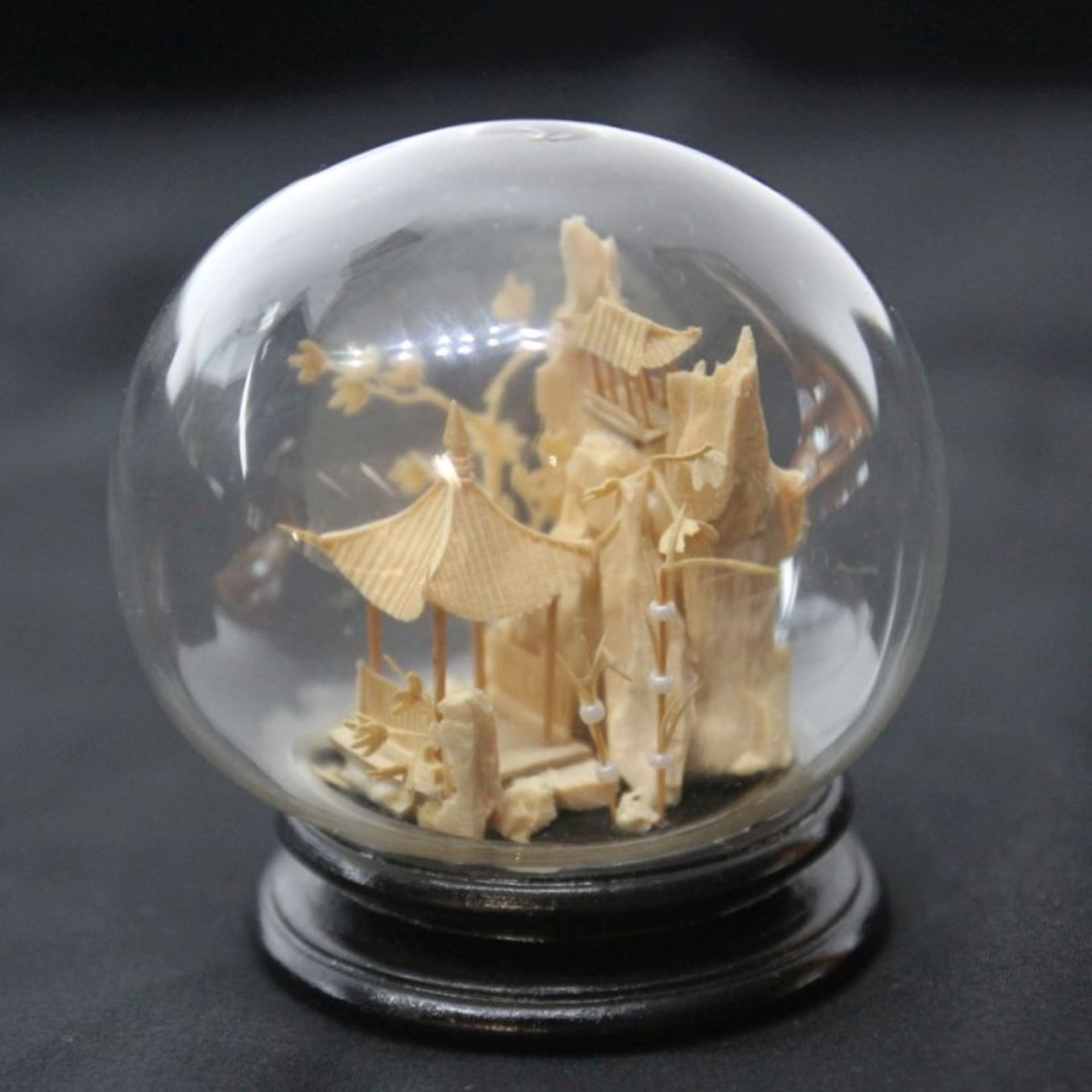 Miniaturschnitzerei unter Glaskugel jap. Tempel - Bild 3 aus 5