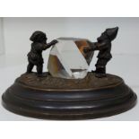 Für den Tierschutzverein Gifhorn: Kleine zauberhafte Art Deco Figur Zwerge Bronze Kristall