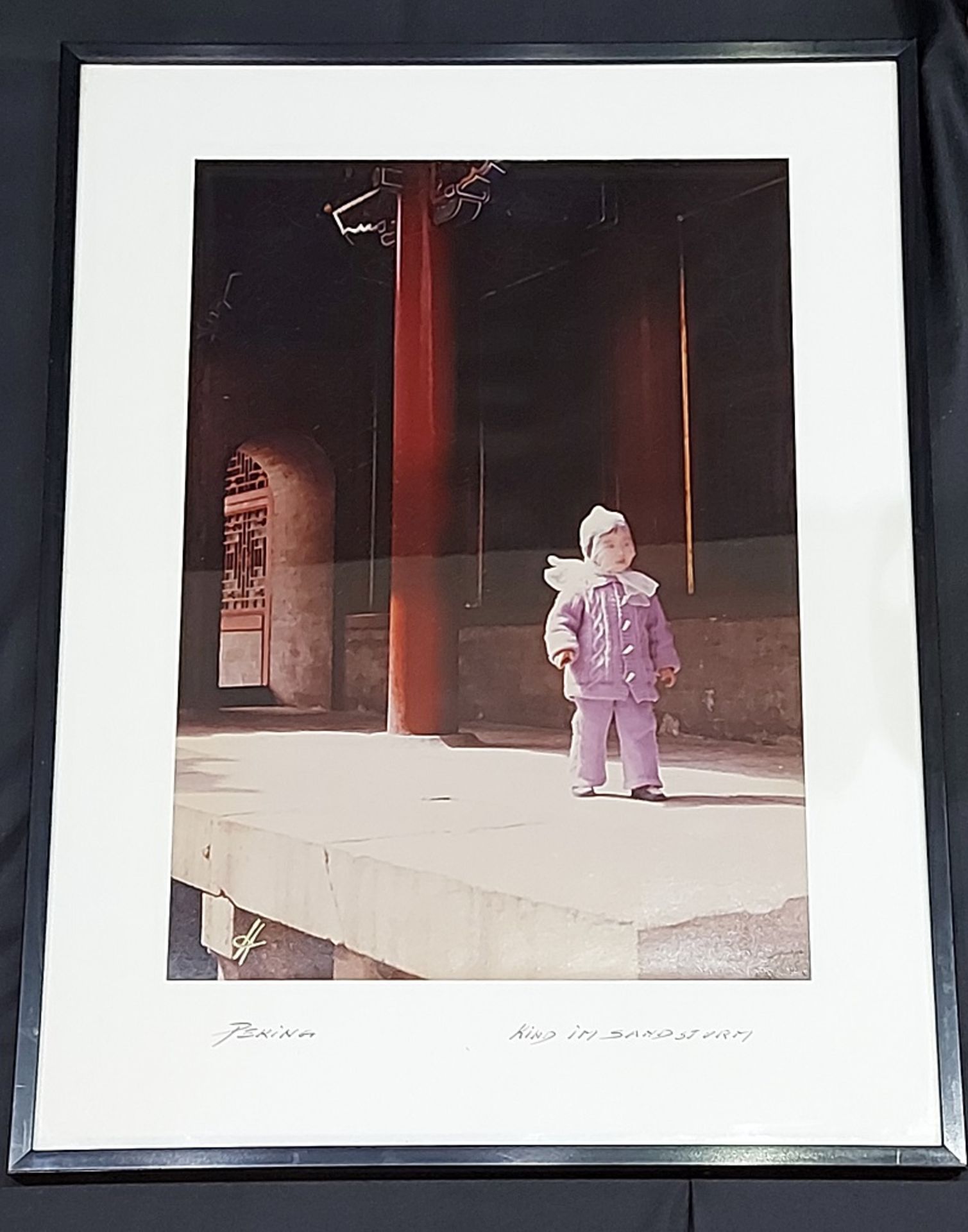 Gerahmte Fotografie, sign., "Peking-Kind im Sandsturm" - Image 5 of 5