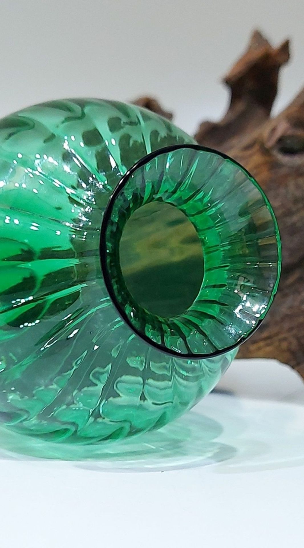 Baccarat Vase Grünes Kristall mit Ätzmarke und Aufkleber