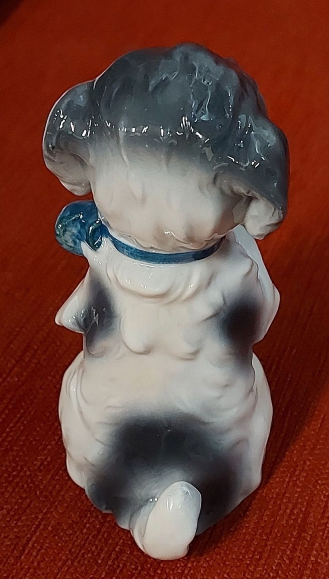 Zauberhafter kleine alter Porzellanfigur Hund Hündchen mit Schleife - Image 3 of 4