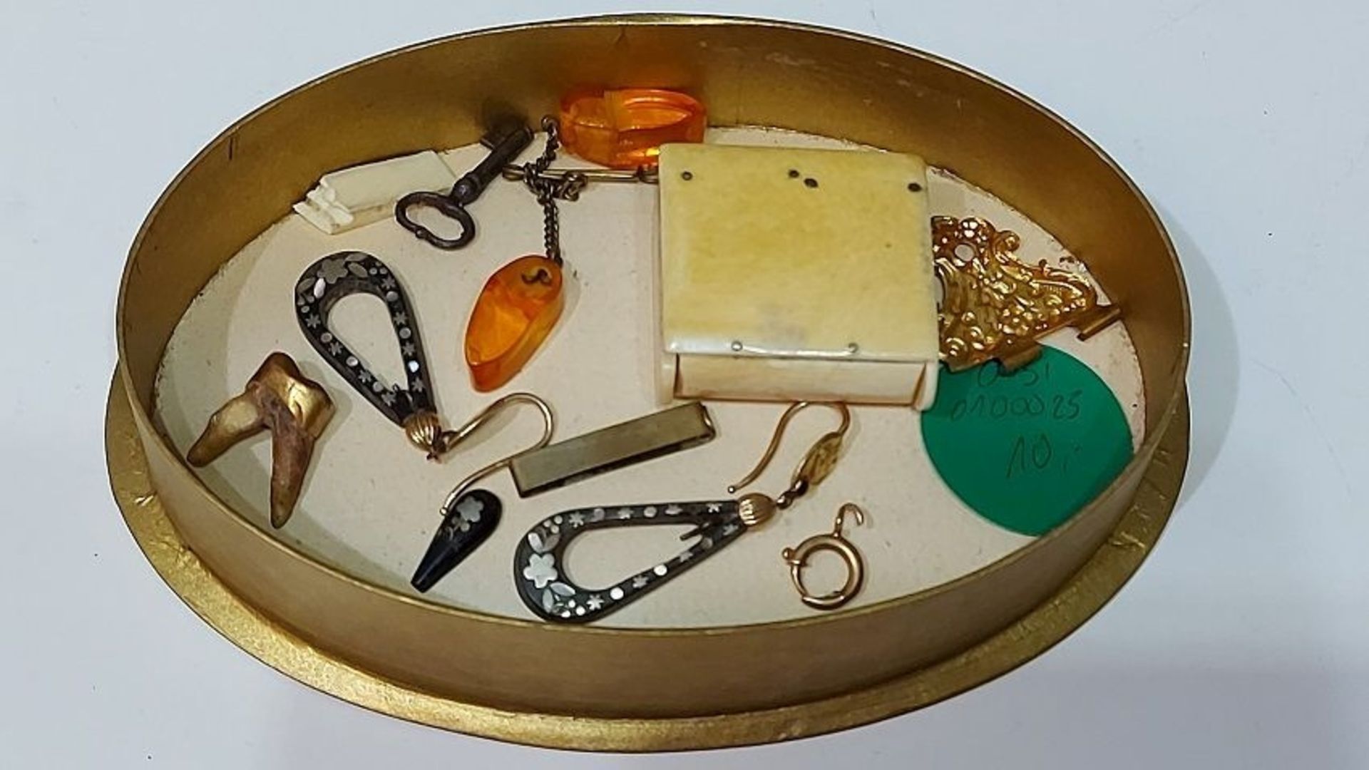 Für den Tierschutzverein Gifhorn: Alte Schachtel mit Goldresten
