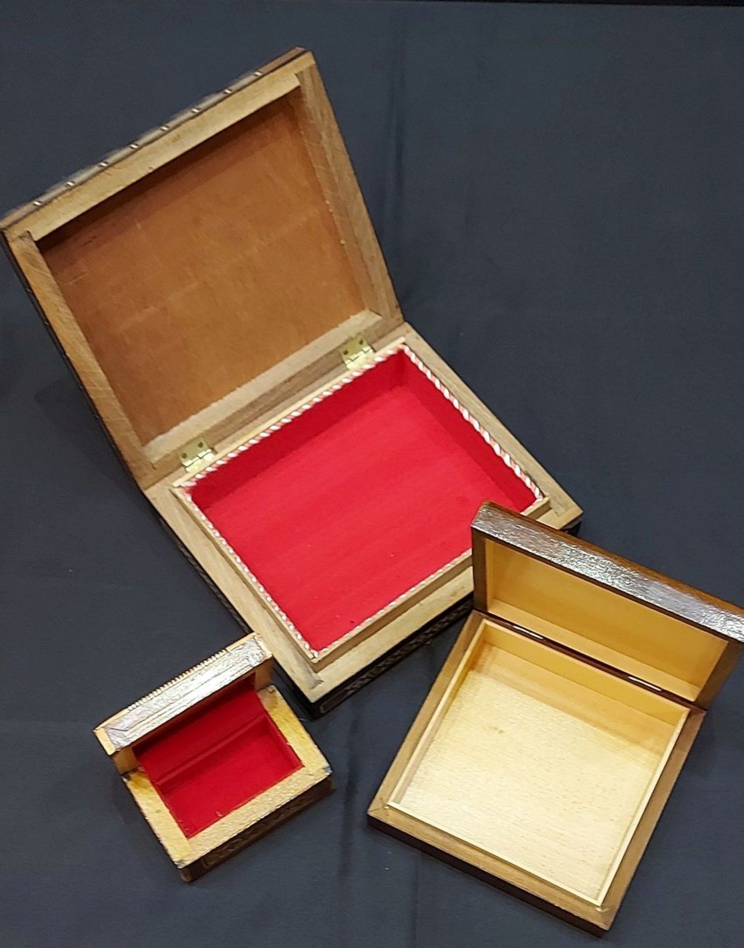 Konvolut 3 Stk. handgefertigte Holzdosen mit Intarsien - Bild 2 aus 3