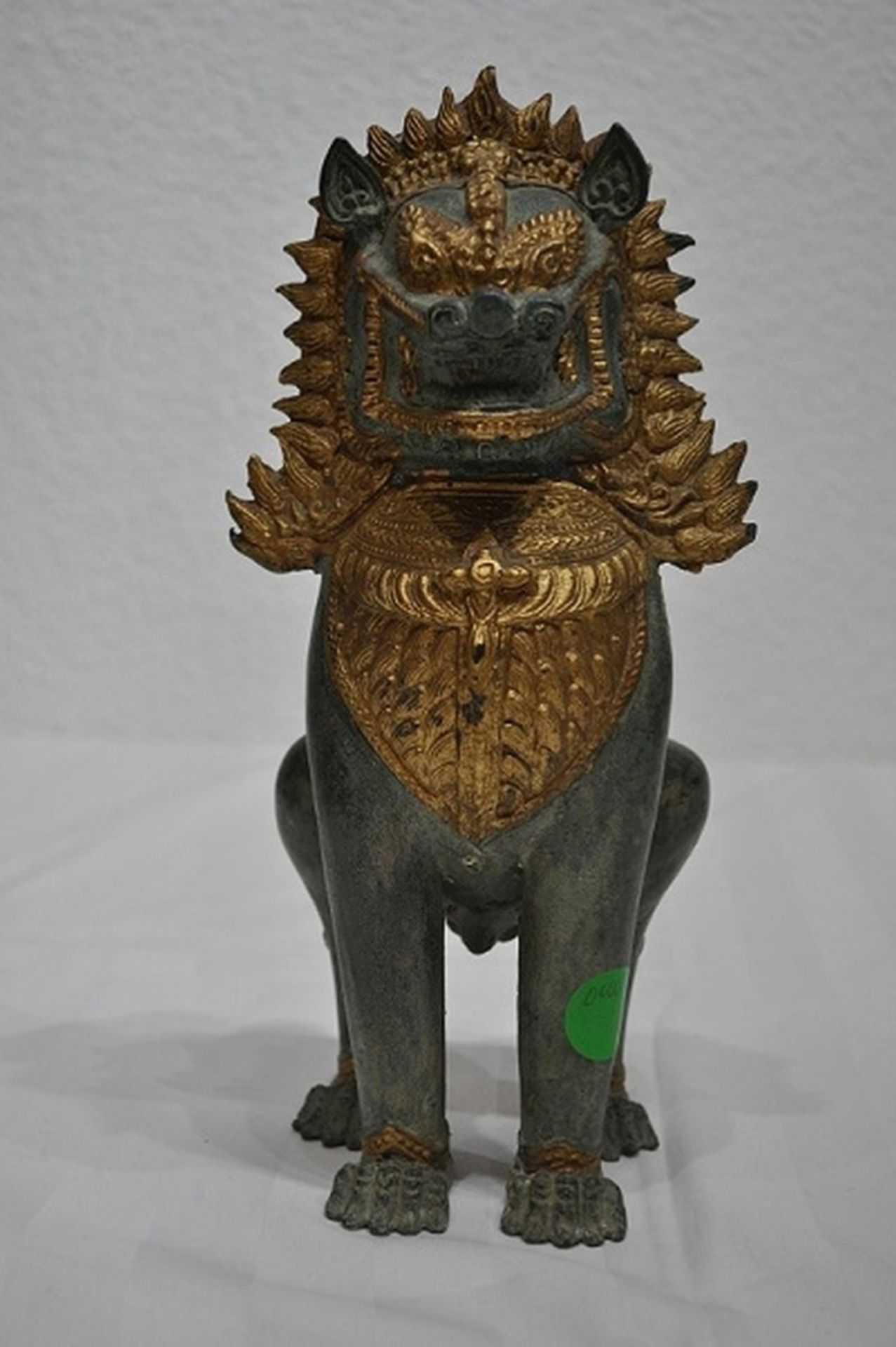 Vollplastische Skulptur eines Tempel Löwen feuervergoldet