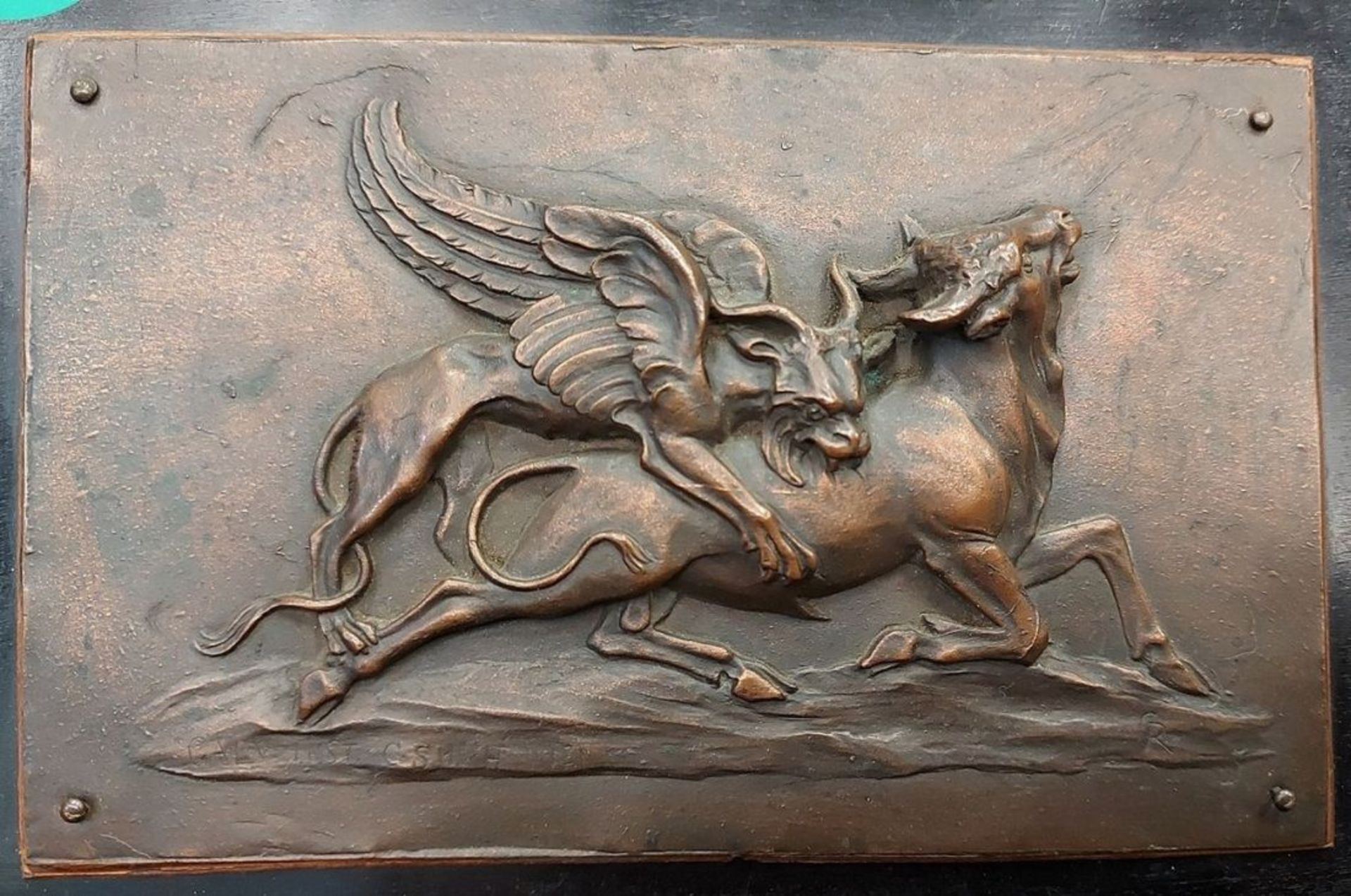 Antikes Bronze Reliefbild Markuslöwe auf Stier