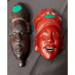 2 Stk. außergewöhnliche Holzmasken braun / rot
