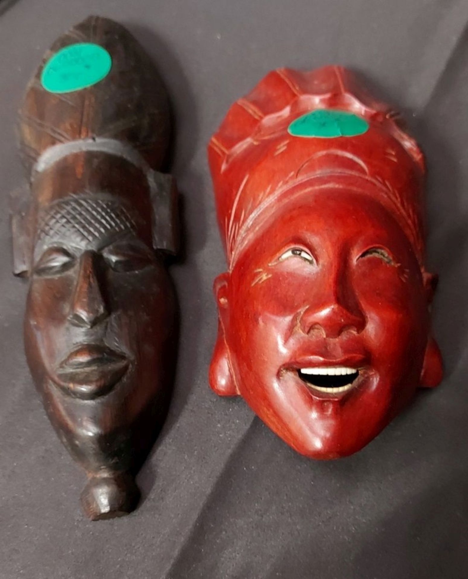 2 Stk. außergewöhnliche Holzmasken braun / rot